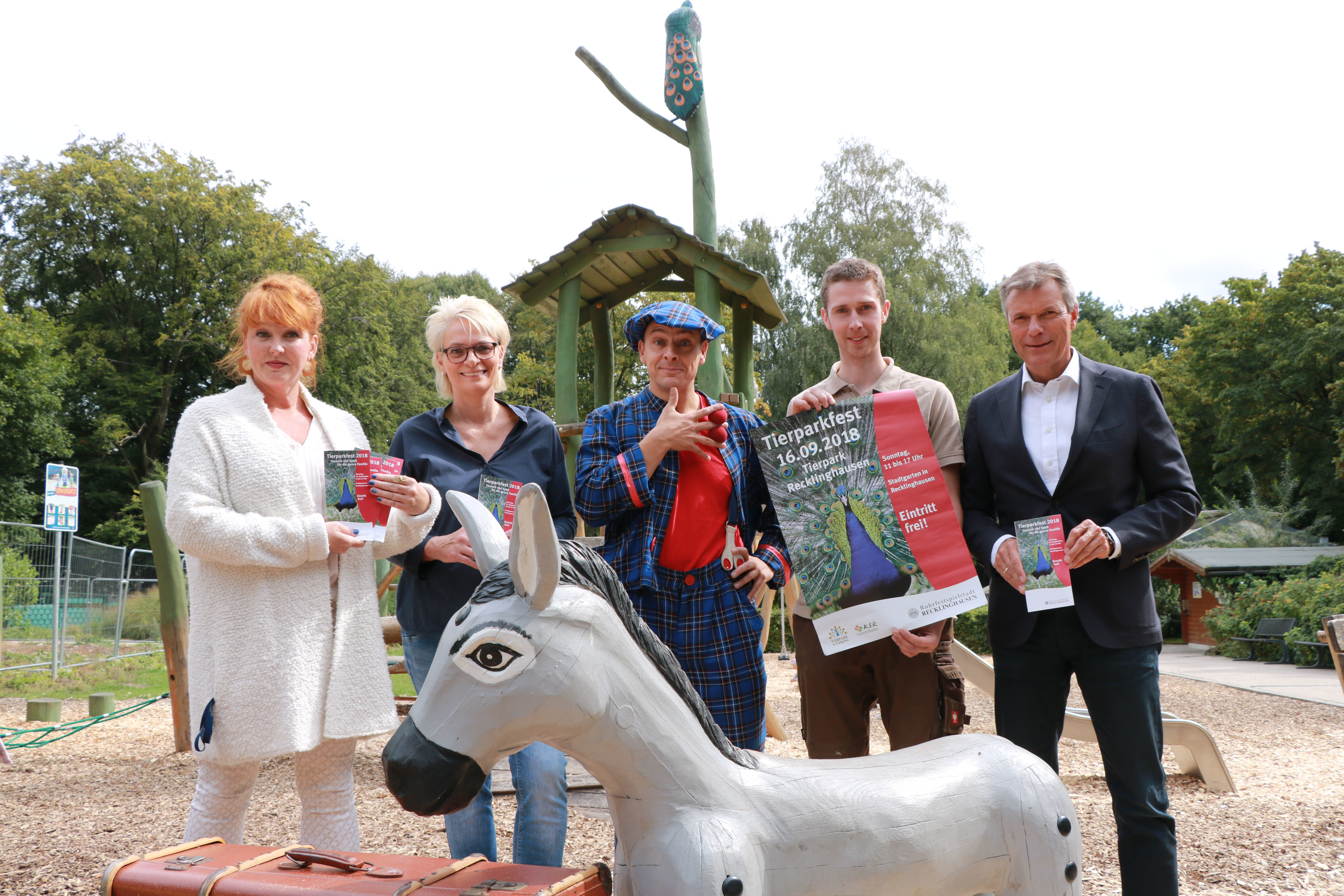 Bürgermeister Christoph Tesche (r.) stellte mit Katrin Kiesel, Abteilung Stadtmarketing/Tourismus, Heike Schulke, Inhaberin des Cafés am Tiergarten, Clown Liar und Lukas Gers, leitender Tierpfleger, das Programm für das Tierparkfest vor.