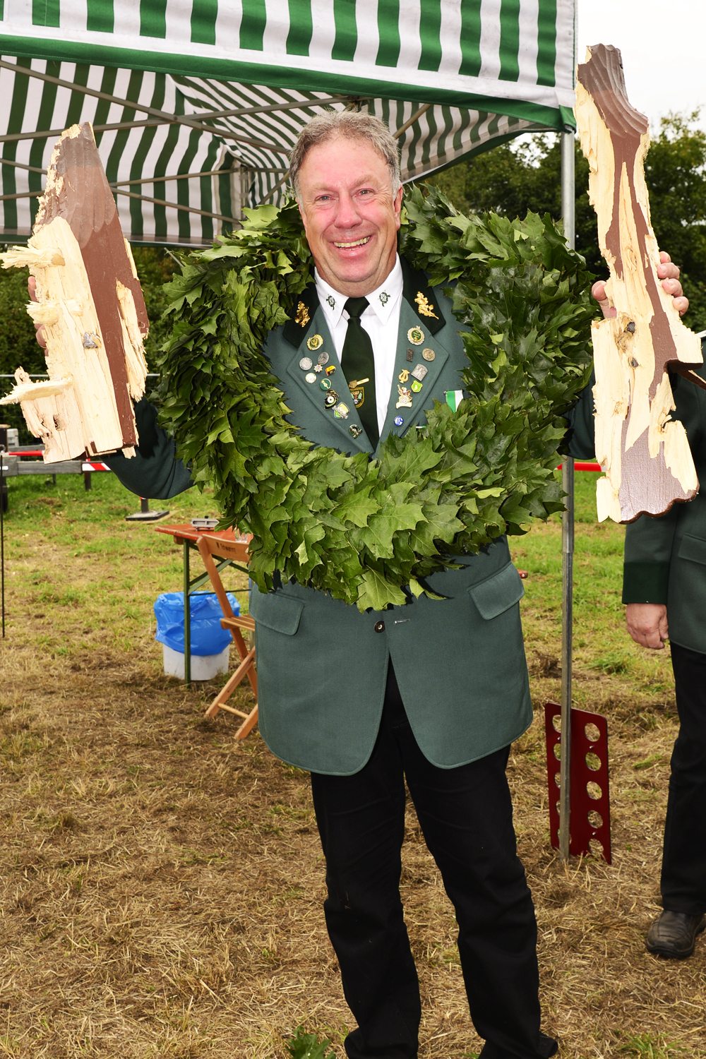Da strahlt er vor Freude, denn mit dem 68. Schuss fiel am Montag um 14.33 Uhr die Entscheidung beim Schützenfest 2018 der Hubertus-Zweckel Schützen: Michael II. (Hante) ist der neue Schützenkönig der Hubertus-Schützen. An seiner Seite wählte er Andrea I. (Bertels). Foto: Kariger