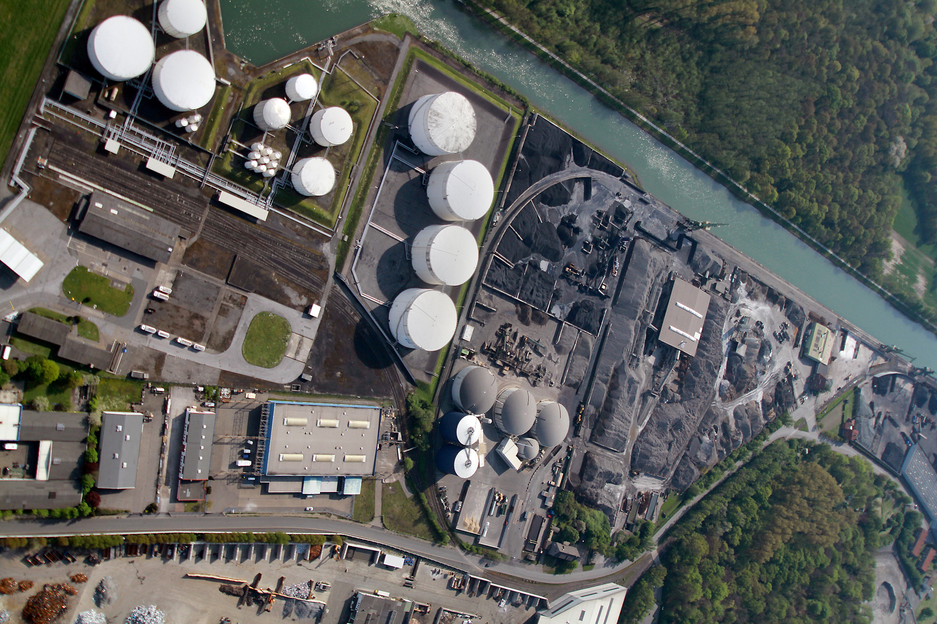 Das Übungsgelände am mit Tanklager, Bioenergie-Anlage und Kanal aus der Luft.