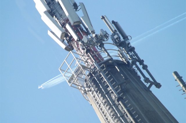 Wenn man Flugzeuge (wie hier hinter der Spitze des Funkturms) im Himmel sieht, denkt man auch an Wesels Geschichte