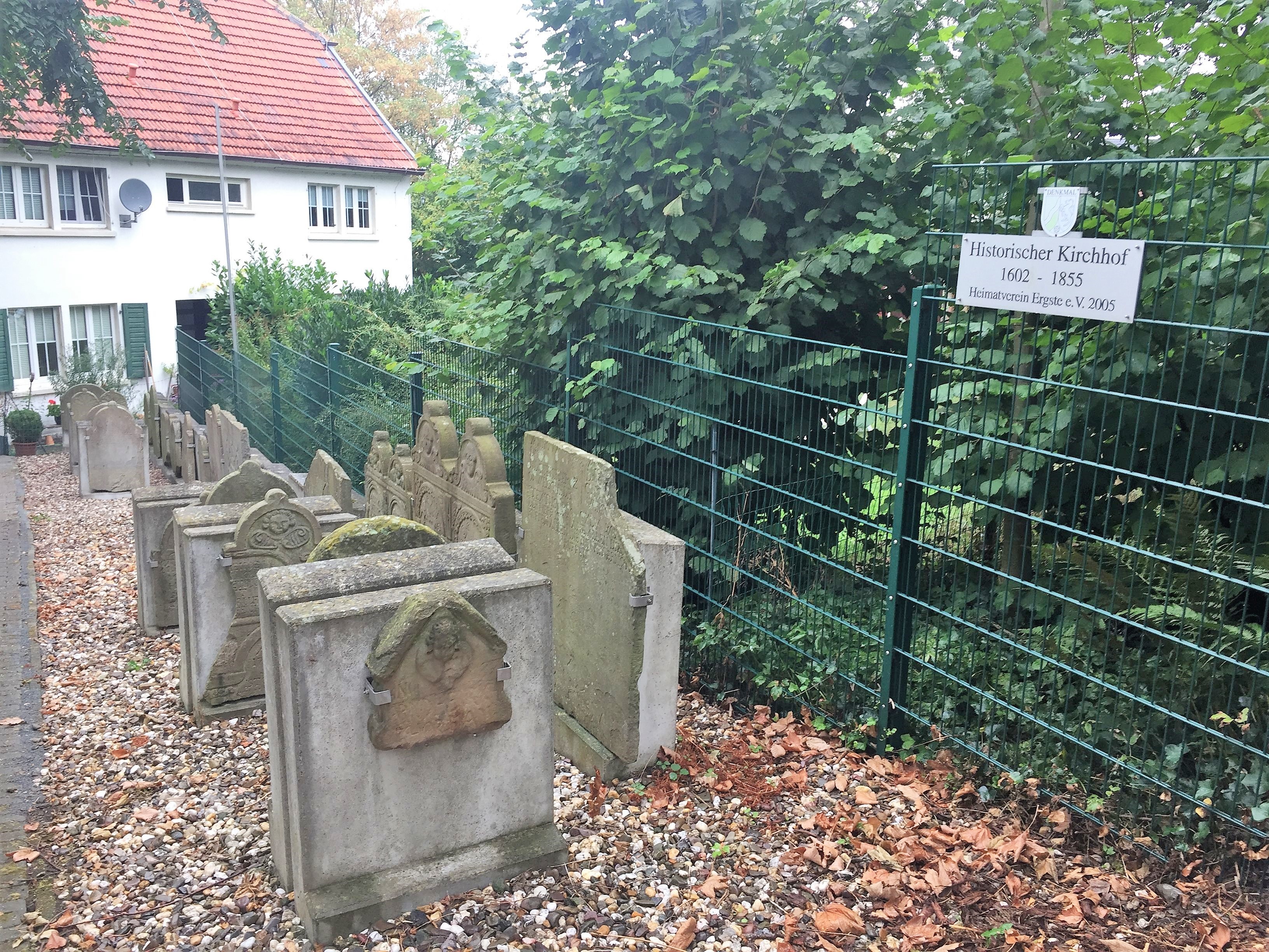der historische Ergster Kirchhof.