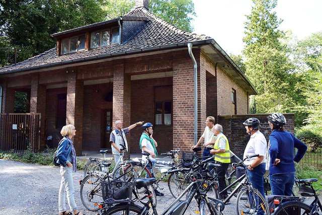 Eine Radtour führte zu markanten Punkten der ehemaligen Zeche. Station machten die Radler u.a. vor der ehemaligen Markenkontrolle, dem Portiershaus der Zeche Schleswig.