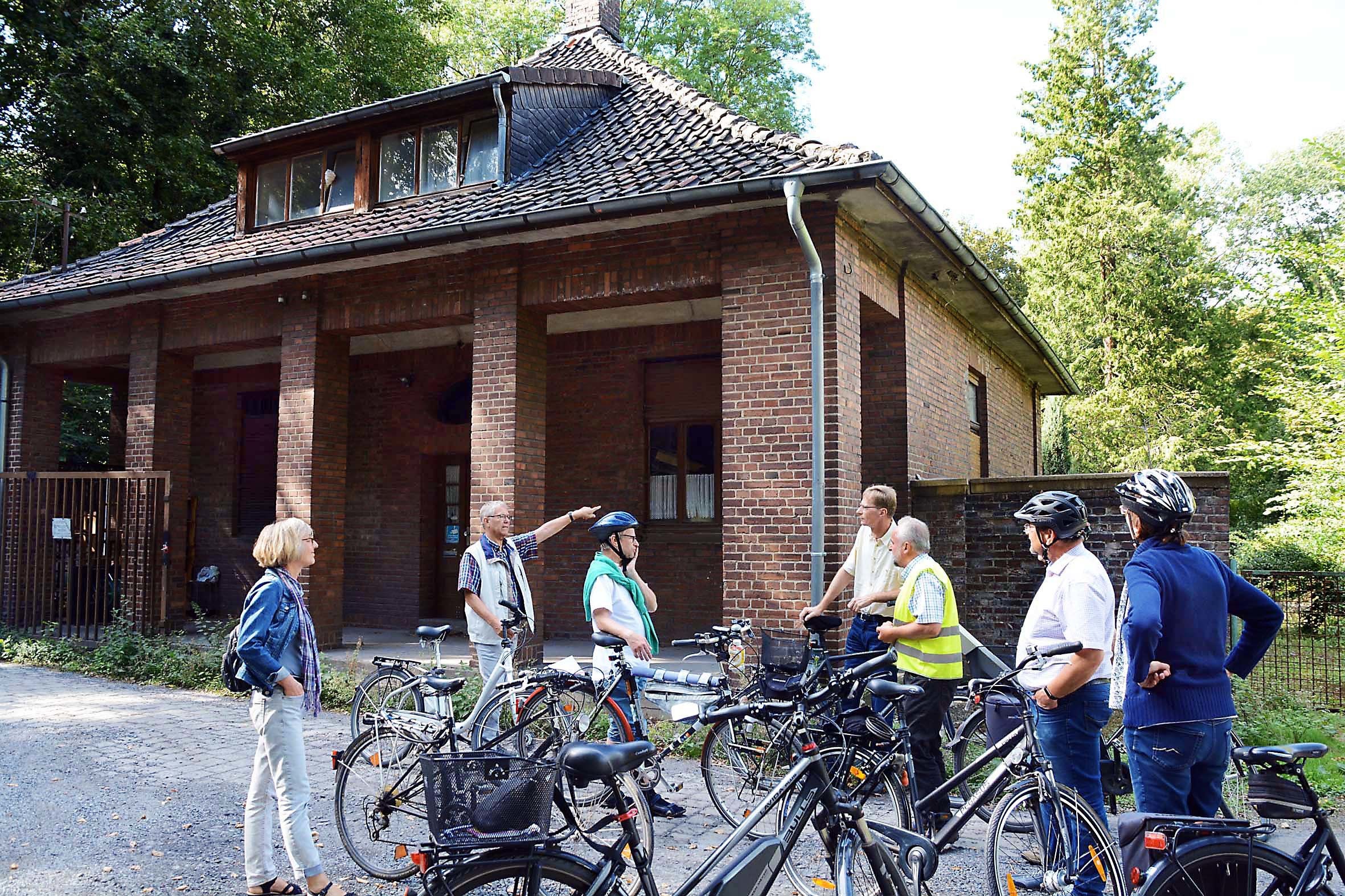 Eine Radtour führte zu markanten Punkten der ehemaligen Zeche. Station machten die Radler u.a. vor der ehemaligen Markenkontrolle, dem Portiershaus der Zeche Schleswig.