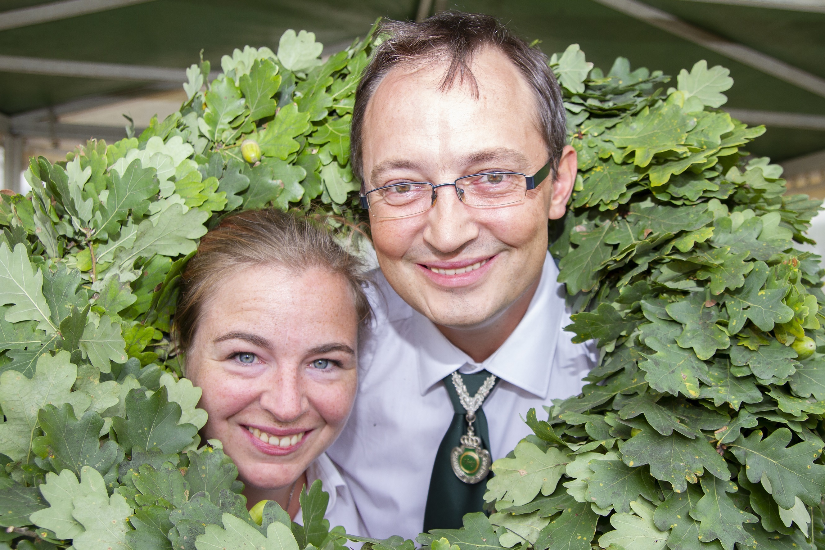 Strahlende Gesichter mit Lorbeerkranz: Benedikt und Daniela Haupt sind die neuen Majestäten der Obermarxloher Bürgerschützen.
Fotos: BSV Obermarxloh