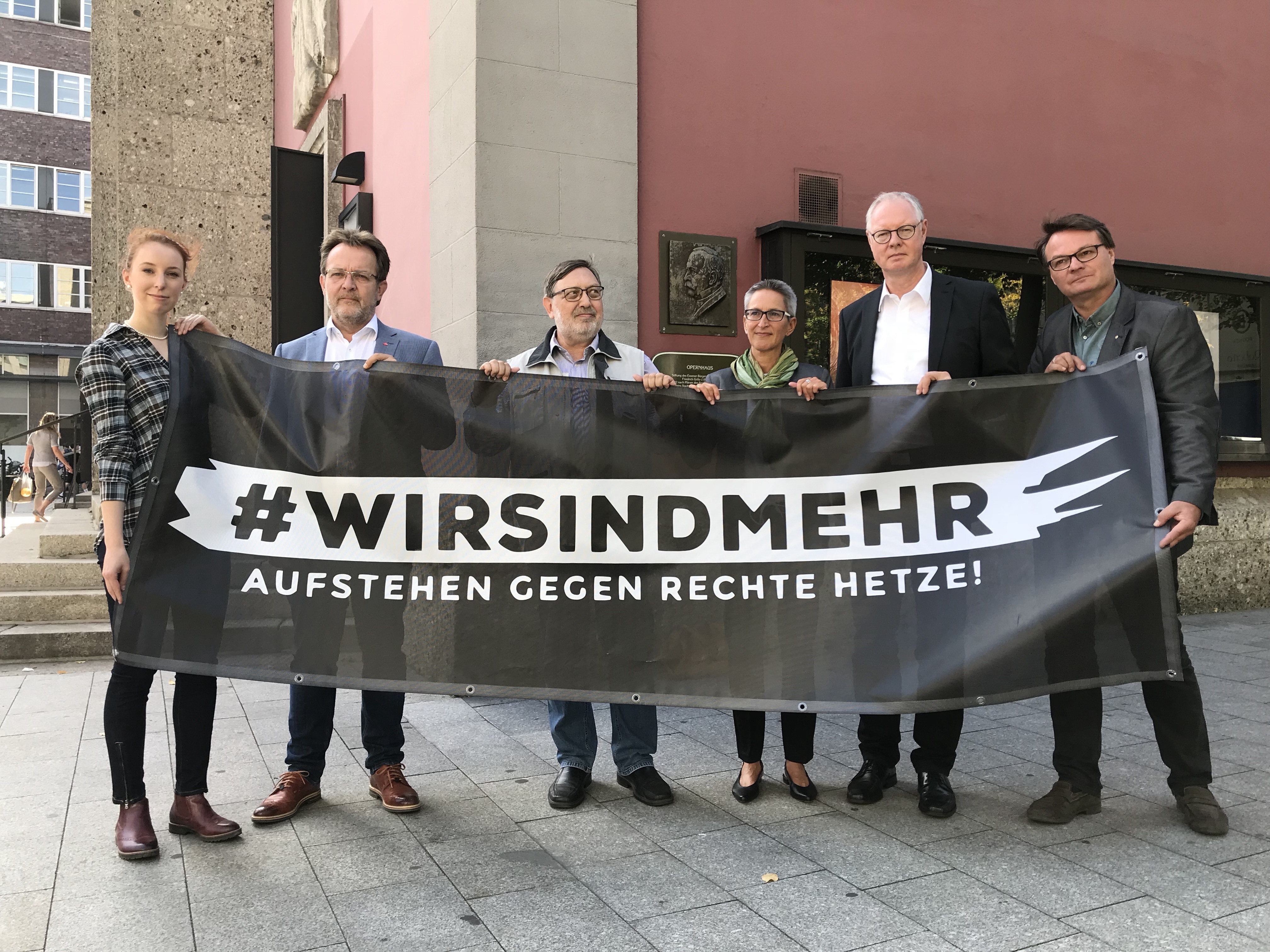Mit diesem Transparent geht's durch Essen (v.l.): Sonja Neuhaus (v. Bündnis), Dieter Hillebrand (DGB), Max Adelmann (v. Bündnis), Marion Greve, Superintendentin der ev. Kirche, Thomas Zander, Dompropst der katholischen Kirche, und der Intendant am Schauspiel Essen Christian Tombeil unterstützen die Aktion.