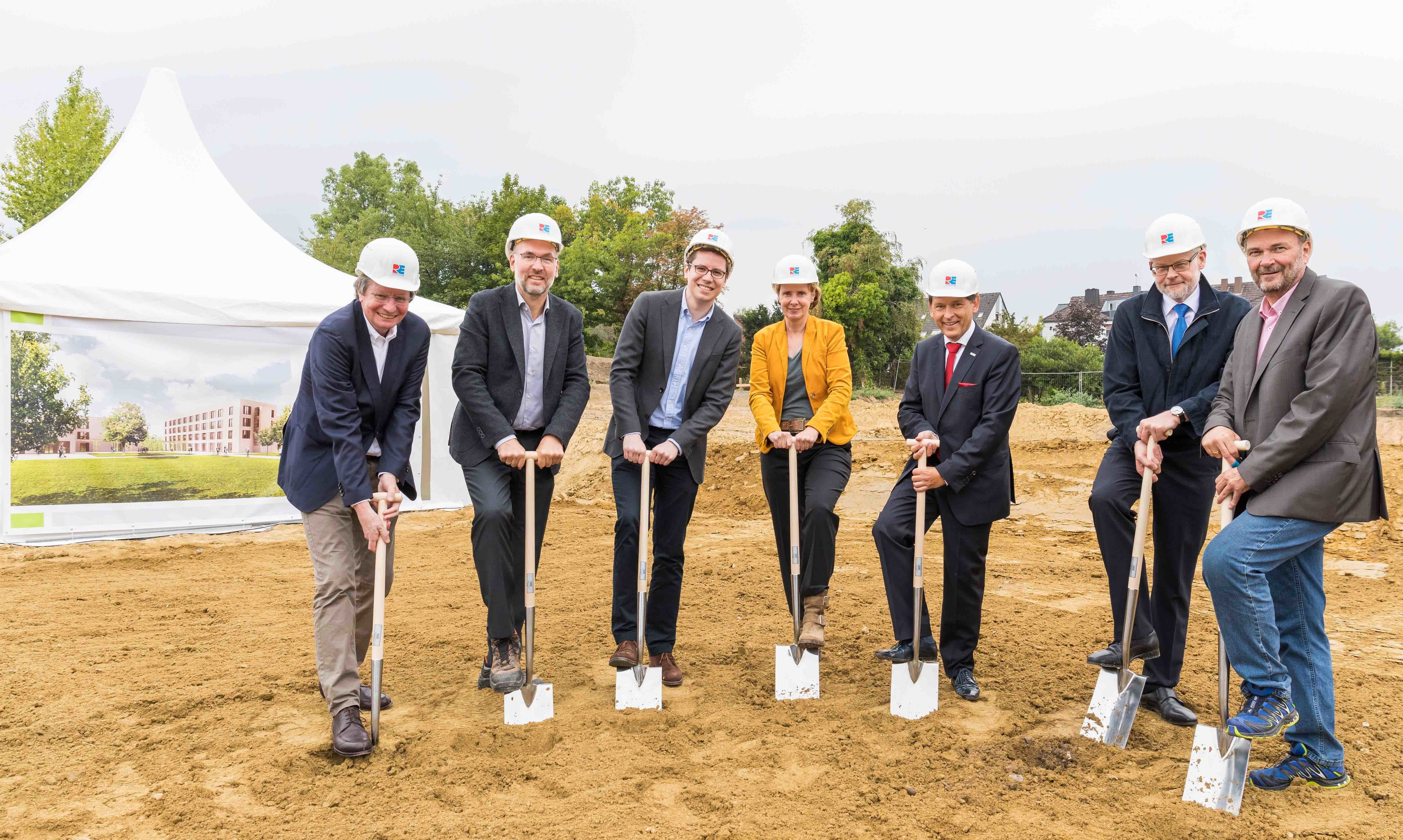 Den Spaten in die Hand nahmen (v. l.) die Architekten Ulrich Krampe, Jürgen Schmidt und Florian Krampe, Sabine Edlinger, Frank Dudda, Elisabeth-Gruppen-Geschäftsführer Theo Freitag und der städtische Baudezernent Karlheinz Friedrichs.