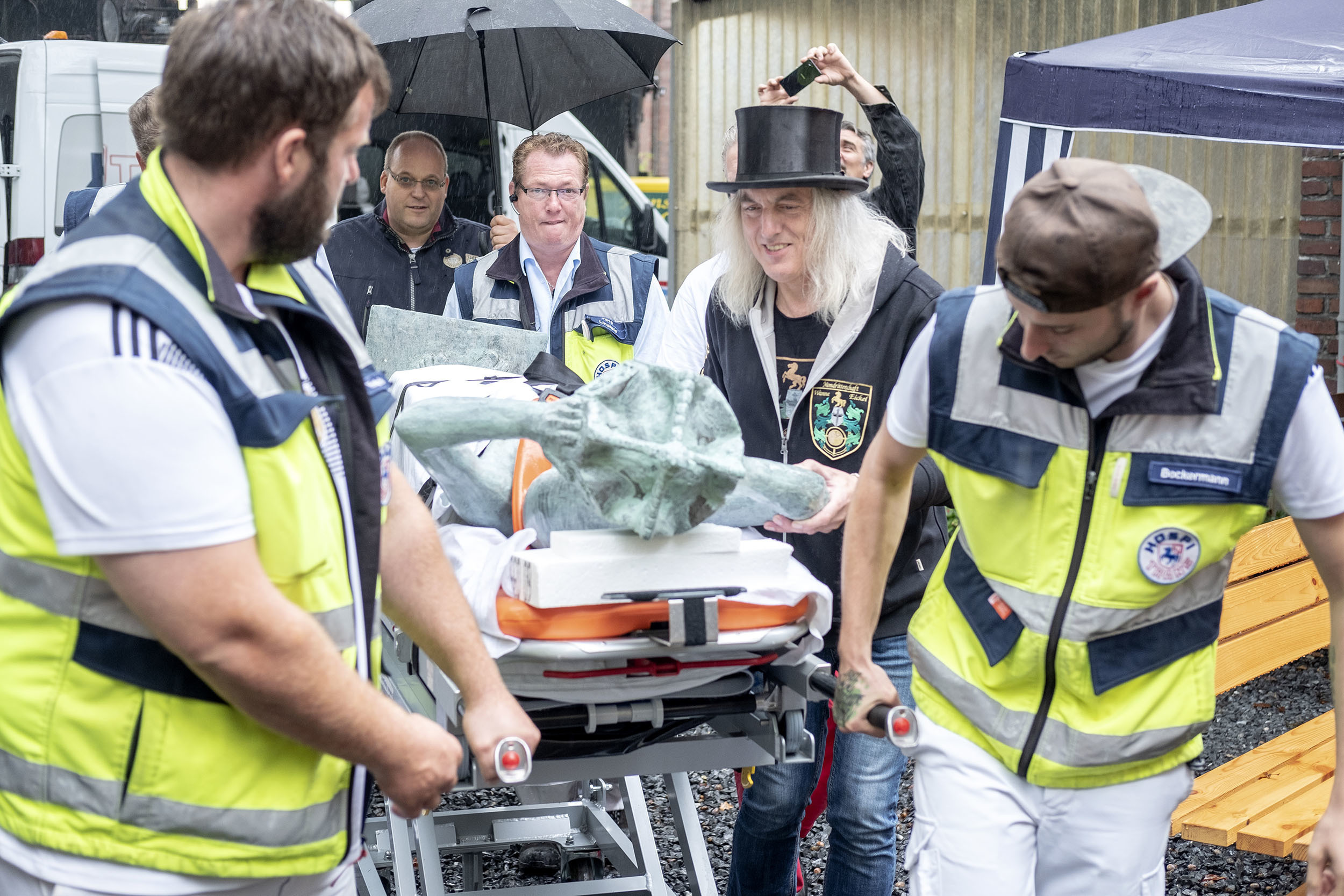 Mit einem Krankenwagen wurde die Skulptur zur Unser-Fritz-Straße transportiert.