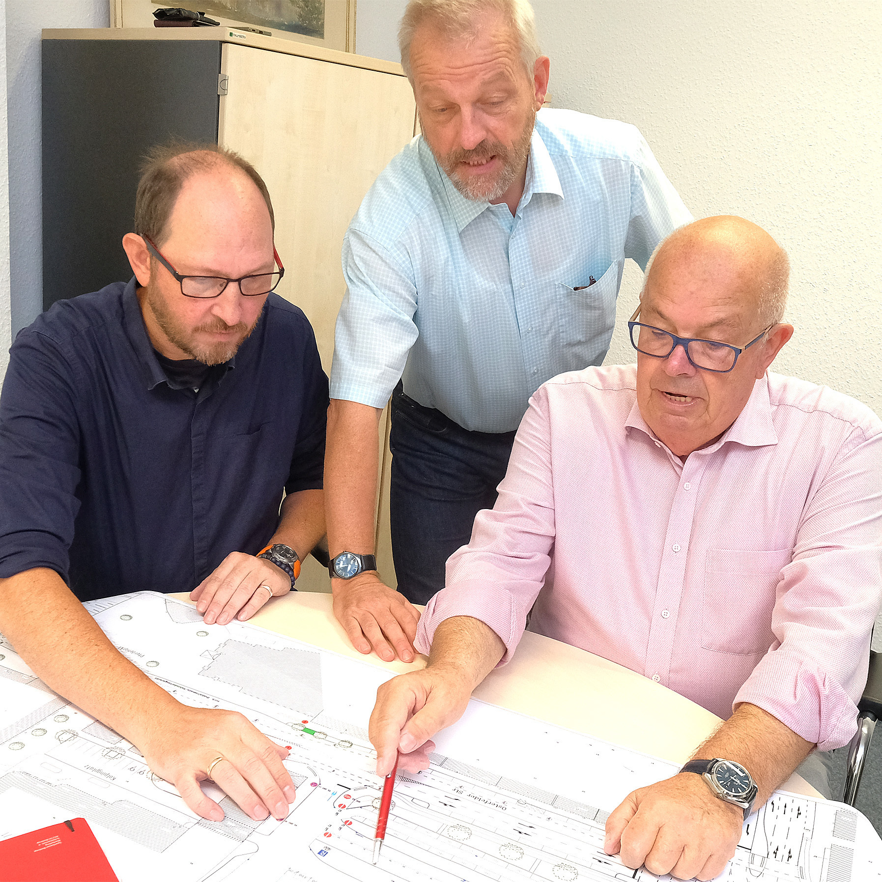 Oliver Schröder, Jan Gerd Borgmann und Klaus Kalthoff (v.l.) haben die Standortfrage des Wochenmarktes ausführlich mit Hans-Georg Skolarski diskutiert.