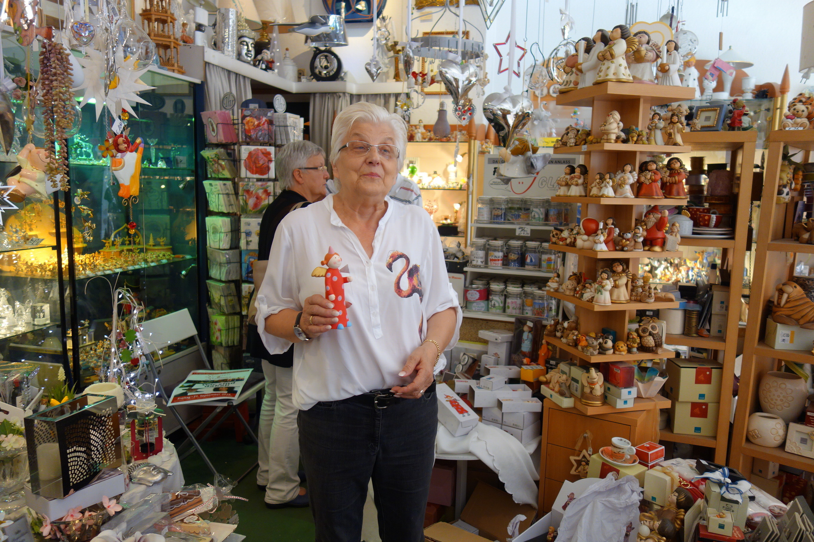 2018! Frisch eingetroffen bei Grafflage: Die "Himmlischen Schwestern" der Firma Räder. Ursula Grafflage, Mülheimer Straße, weiß - das Weihnachtsfest steht bald bevor.... Foto: Schattberg