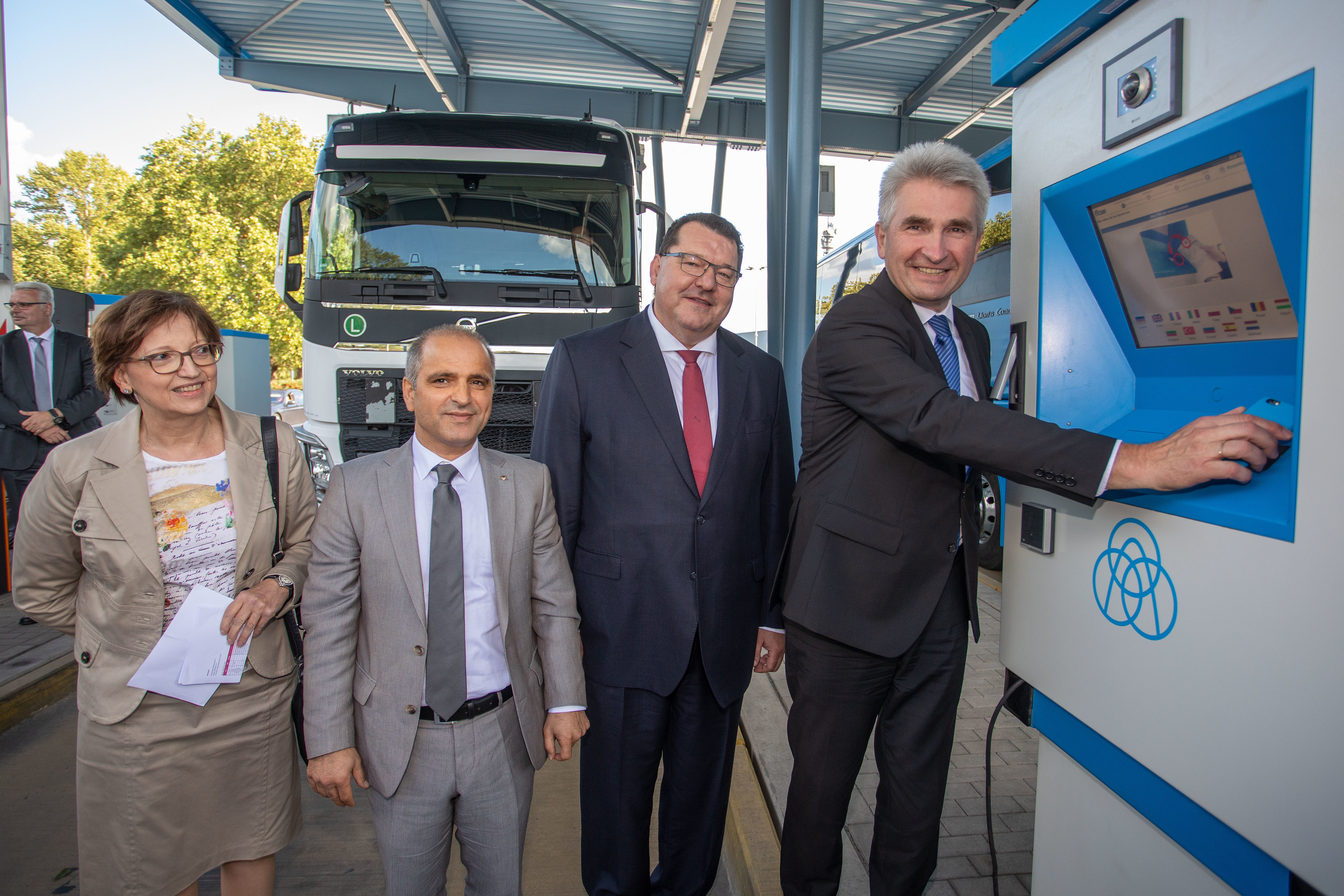 Bei der Inbetriebnahme waren von rechts nach links dabei: NRW Wirtschafts- und Digitalminister Andreas Pinkwart; Andreas Goss, CEO thyssenkrupp Steel; Erkan Kocalar, Bürgermeister der Stadt Duisburg; Ulrike Höffken, Leiterin Logistik thyssenkrupp Steel.Fotos: thyssenkrupp