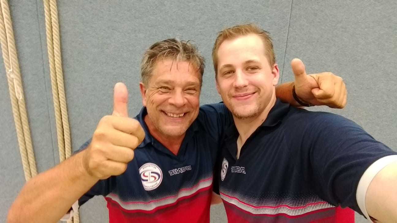 So sehen Sieger aus: Abteilungschef Dieter Kral und seine Nr. 1 im Team der 4. Herren Kevin Hein freuen sich über den Auftakterfolg!