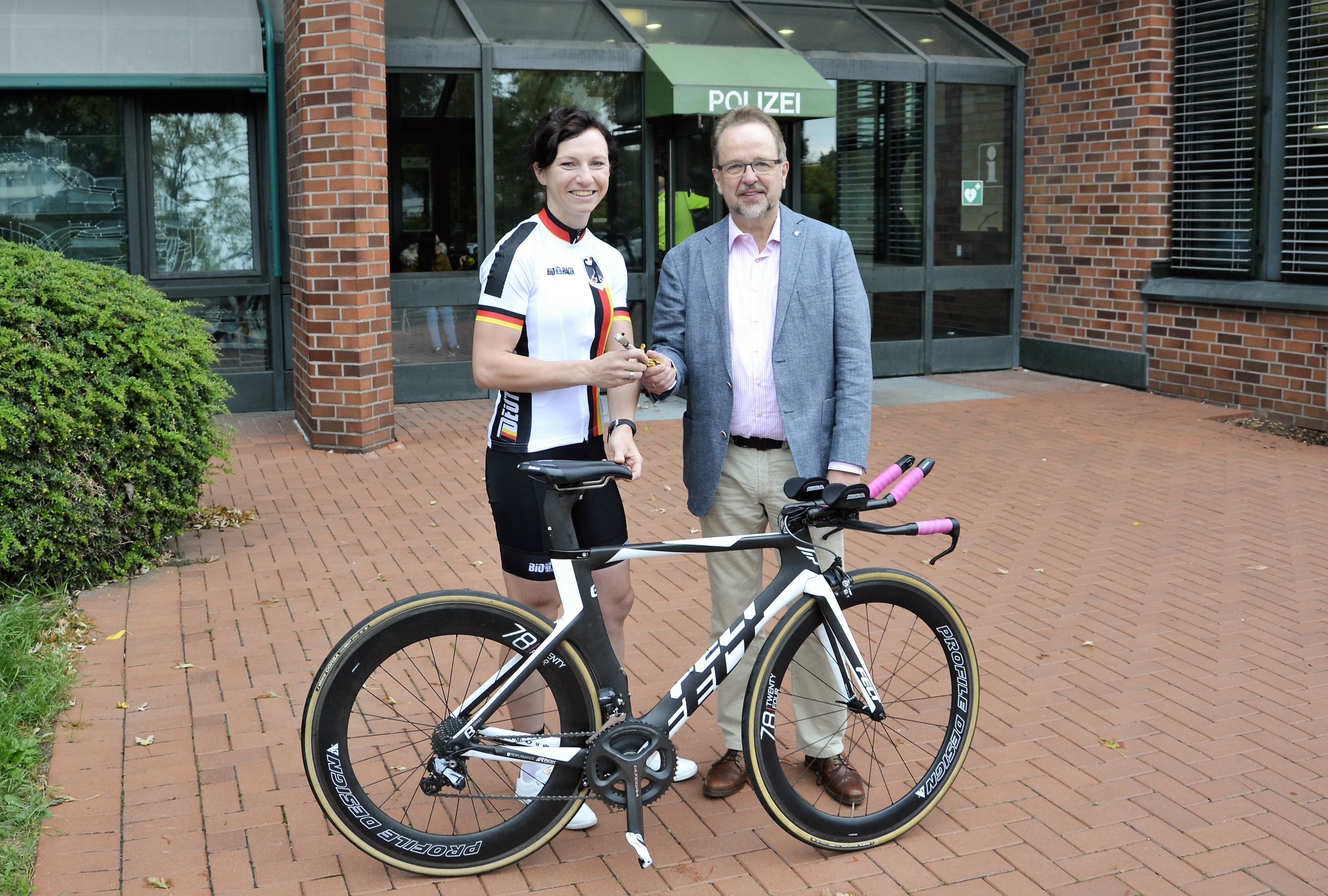 Lisa Brömmel mit Landrat Ansgar Müller.
