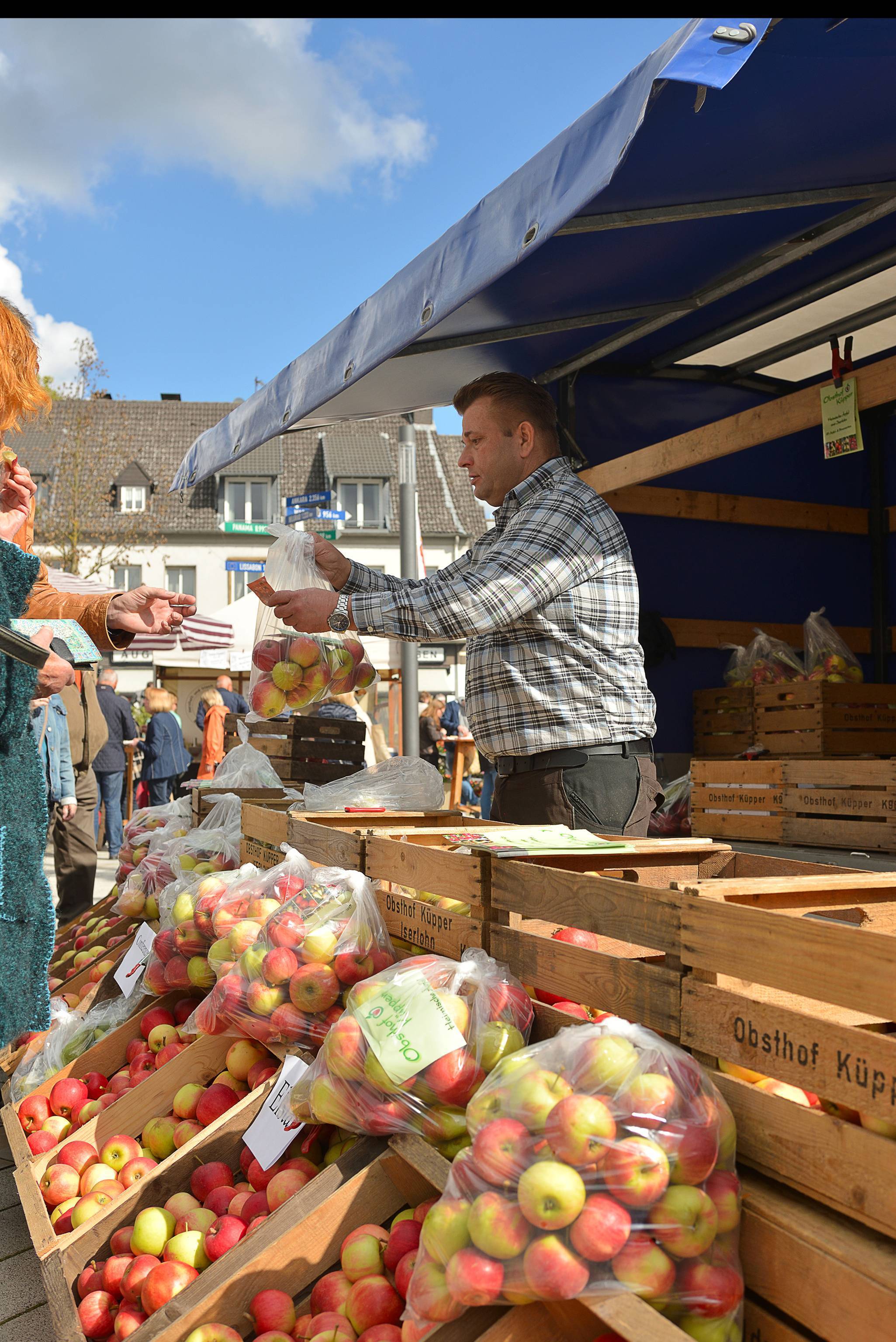 Leckeres für Genießer gibt es beim Herdecker Herbstfest am kommenden Wochenende. Die gesamte Innenstadt steht ganz im Zeichen von Antik- und Bauernmarkt, Treckerparade, Kinderspaß und verkaufsoffenem Sonntag. Jede Menge Spaß und Unterhaltung für Groß und Klein sind garantiert. Mehr darüber erfahren Sie auf Seite 10.