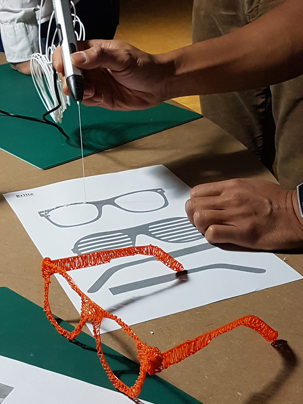 Mit dem 3D-Doodler können sogar Brillen produziert werden. Foto: Christian Schaffeld