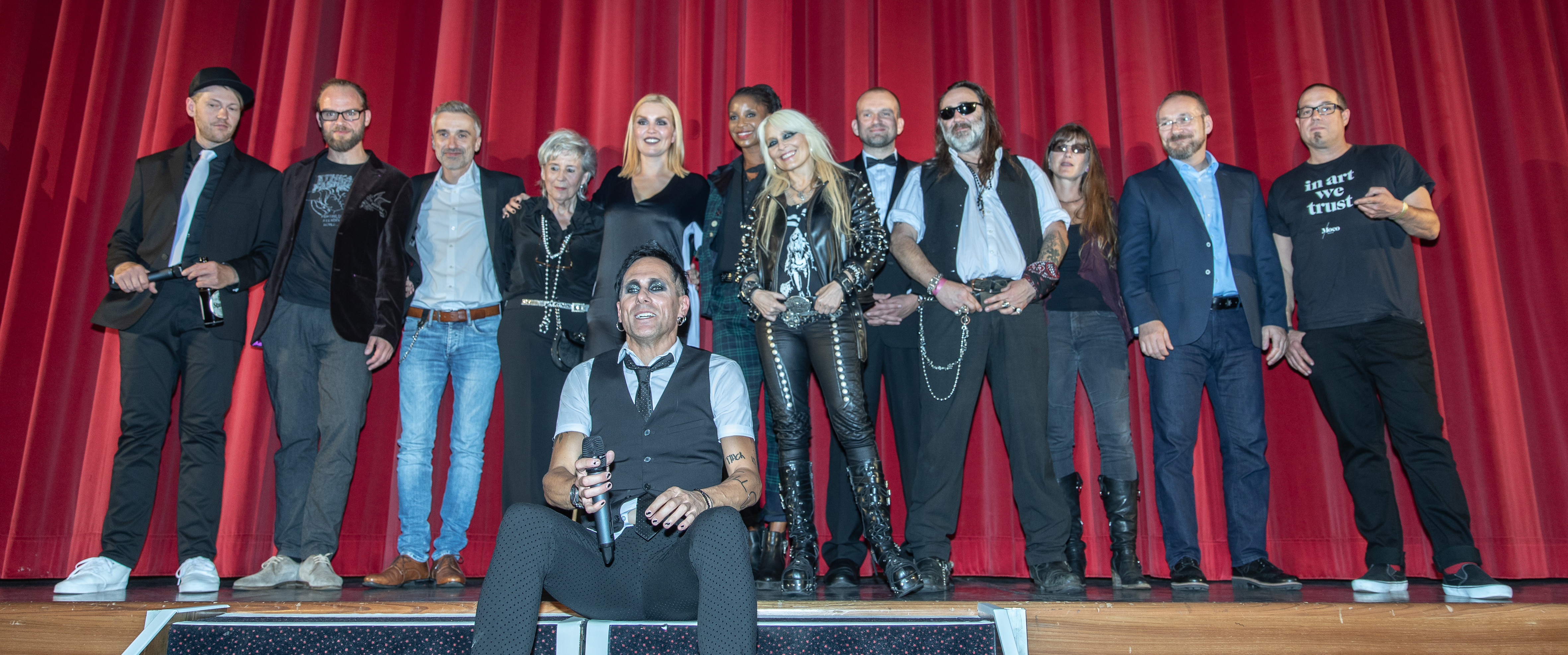 Andy Brings (vorne) mit den Filmemachern und Weggefährten bei der Premiere in der Lichtburg.