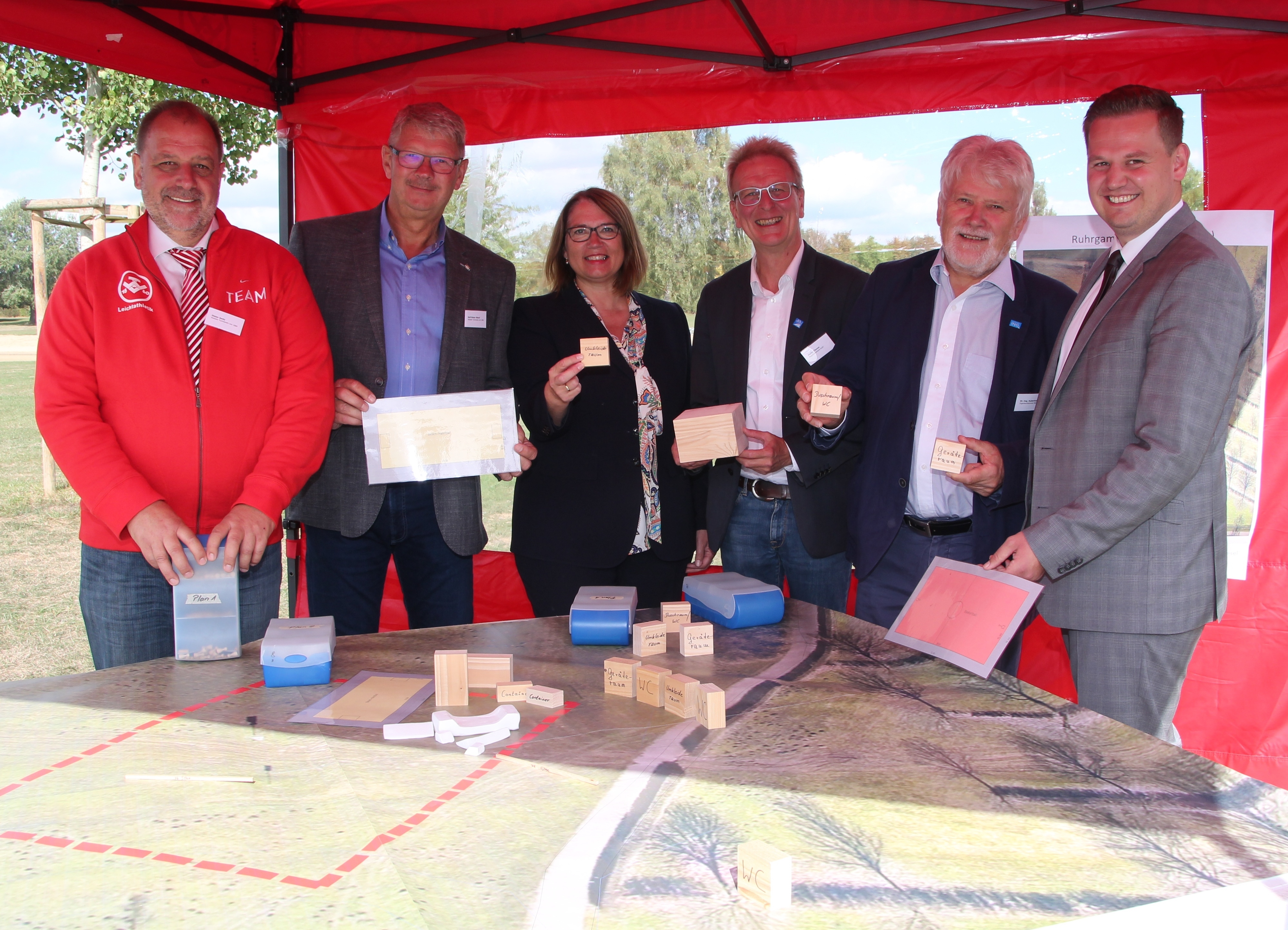 Dieter Janz und Rolf Nitsch vom Weseler Turnverein, Bürgermeisterin Ulrike Westkamp, Martin Tönnes, RVR, Dr. Hubertus Brauer, Ingenieurkammer-Bau NRW und Kulturdezernent Rainer Benien