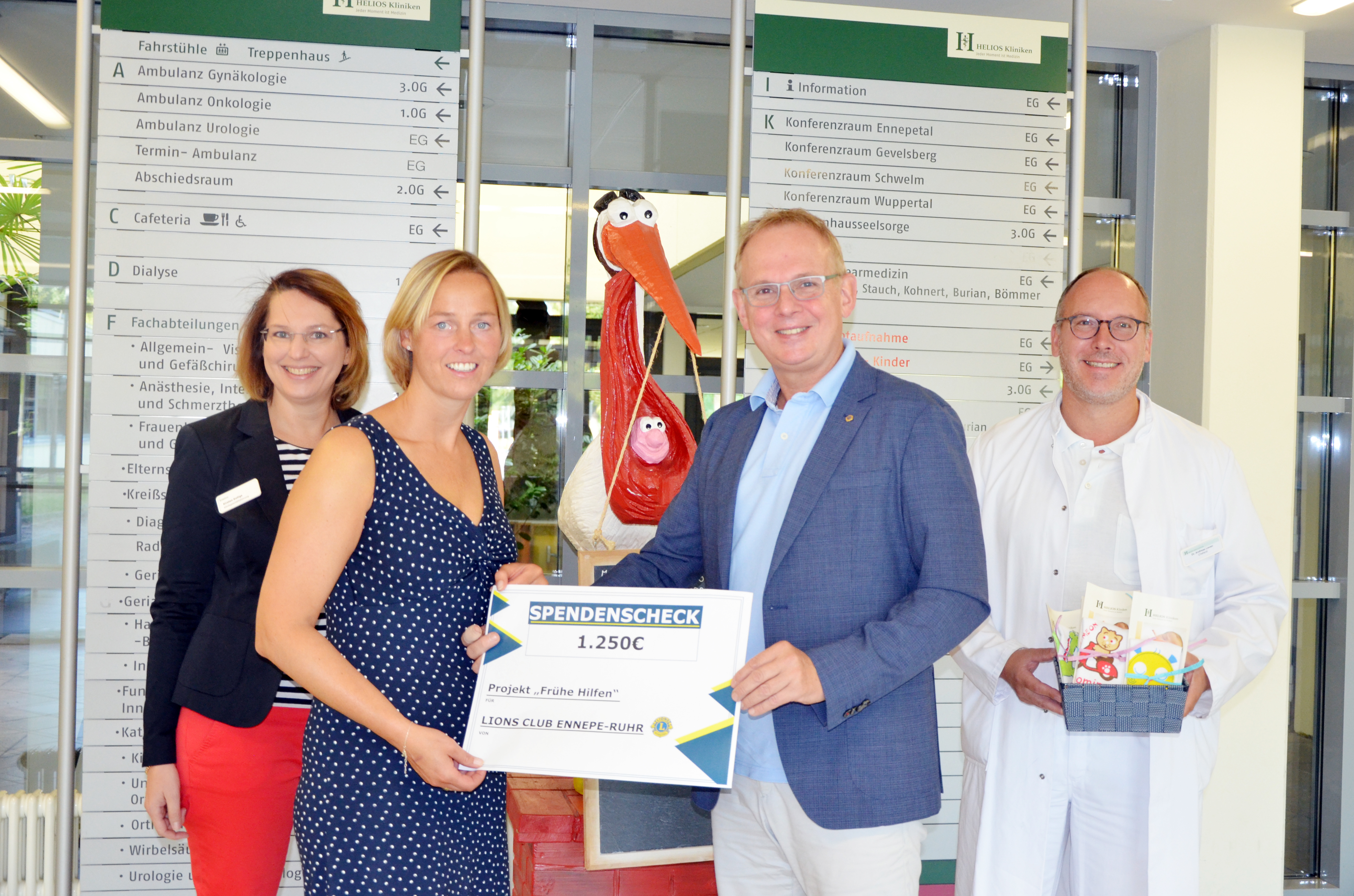 Dr. med. Ulrich Müschenborn (2. v. re., Lions Club Präsident und Ärztlicher Direktor des Helios Klinikums Schwelm) übergibt die Spende im Beisein von Kirsten Kolligs (li., Klinikgeschäftsführerin) und Dr. med. Andreas Leven (re., Chefarzt der Klinik für Frauenheilkunde und Geburtshilfe) an Kerstin Hartje (2. v. li., Gruppenleiterin im „Schwelmer Modell“ und Kinderkrankenschwester). Foto: Lions Club Ennepe-Ruhr