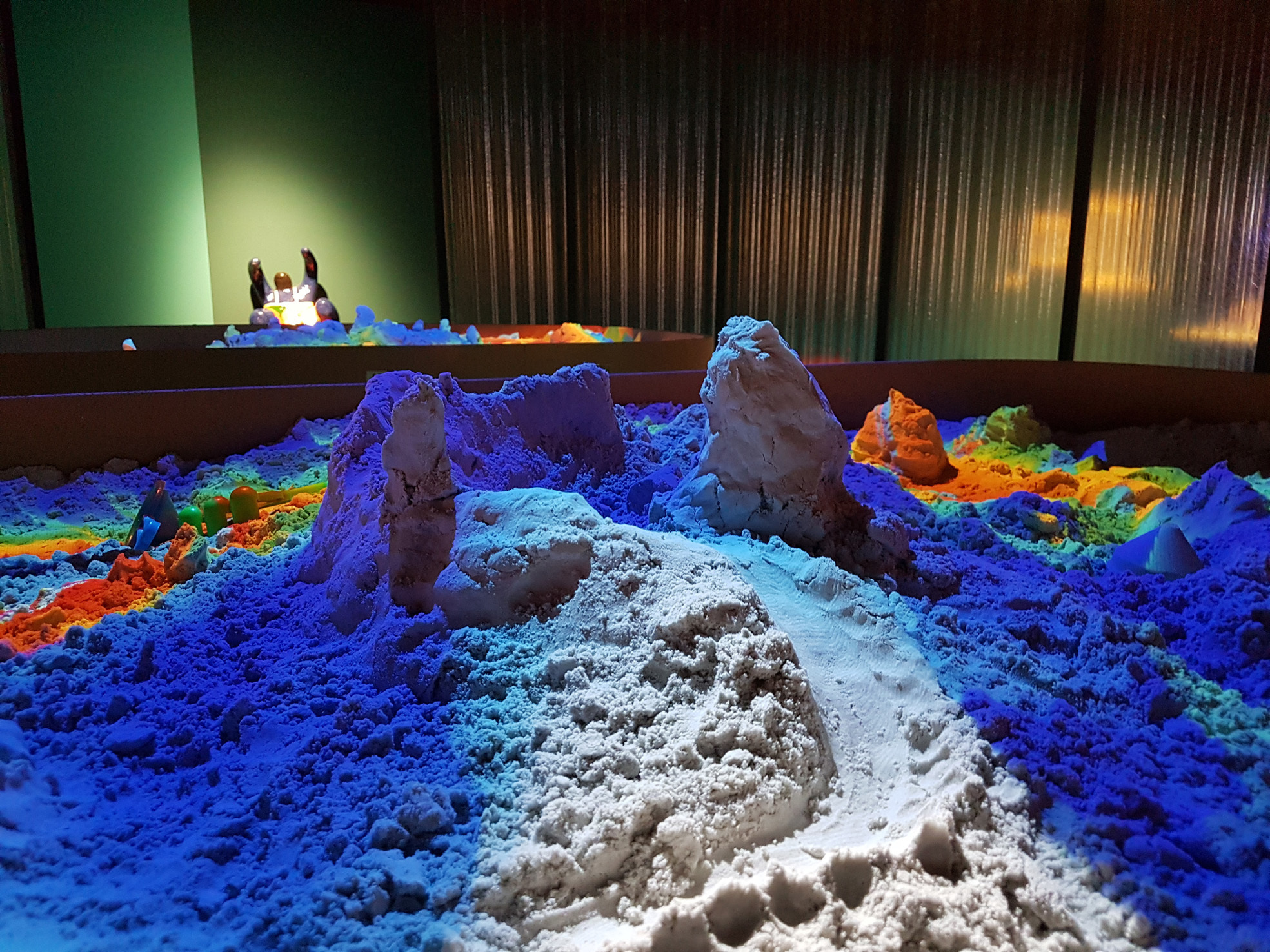 Je nachdem, welche Höhe die aus Sand geformten Objekte im Lehmbruck Museum haben, passt sich das sensorgeleitete Licht an die Höhen und Tiefen an. Foto: Christian Schaffeld