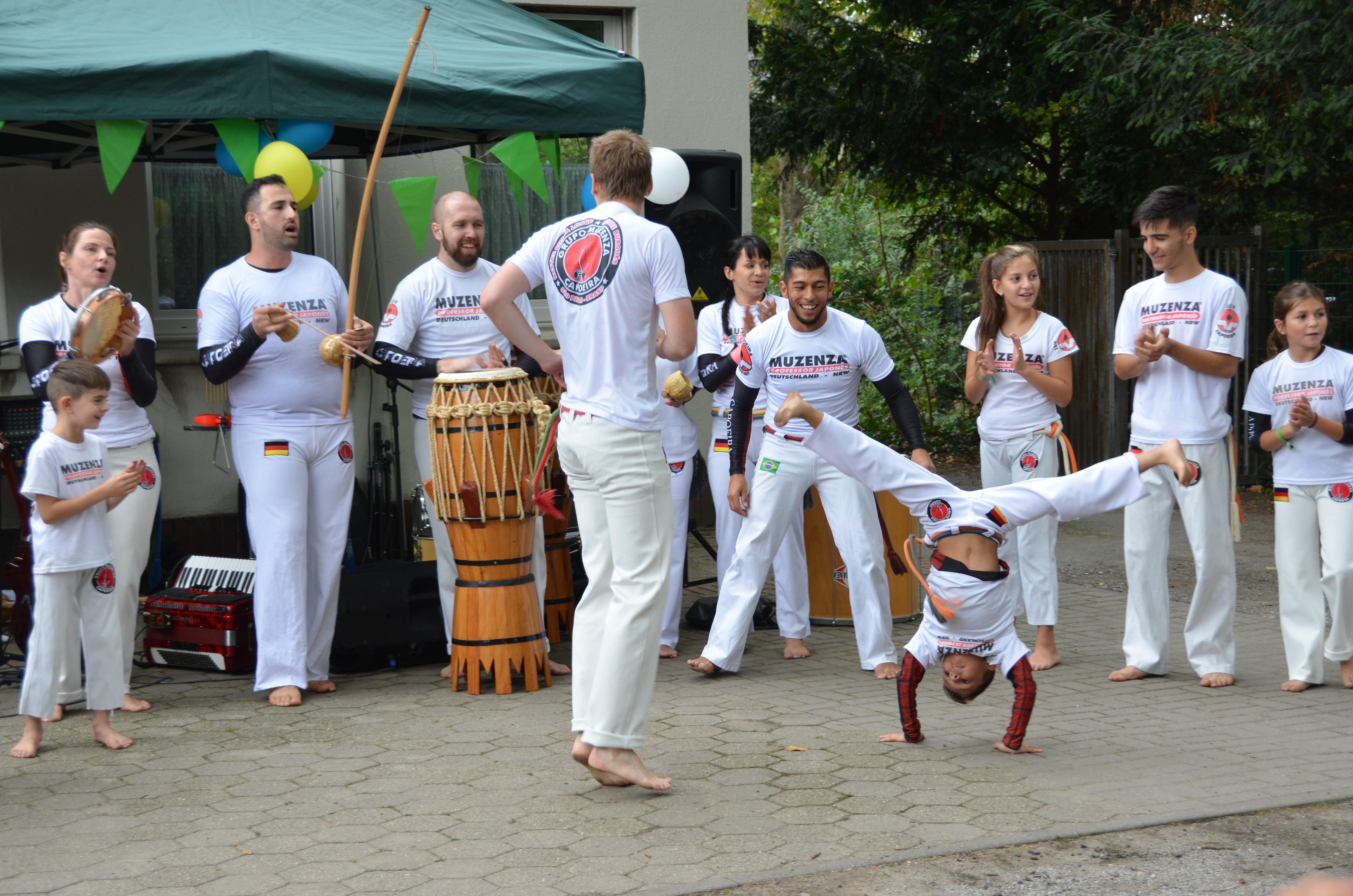Bei dem typisch brasillianischen Kampftanz Capoeira spielt das Alter keine Rolle. Der Auftritt der Gruppe "Muzenza" sorgte für gute Stimmung.