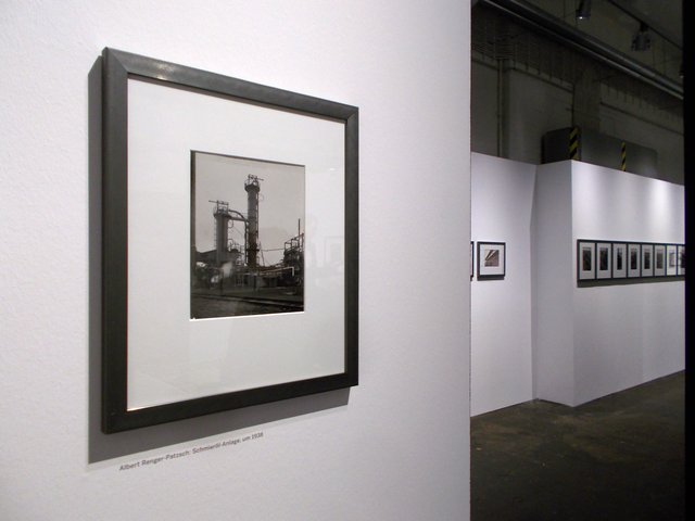 "Stoffwechsel - Die Ruhrchemie in der Fotografie" , Blick in die Ausstellung im Peter-Behrens-Bau