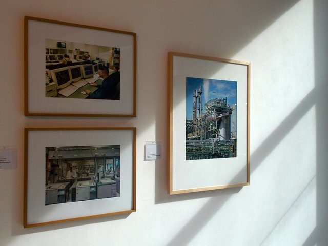 Fotografien von Joachim Schumacher,  "Stoffwechsel - Die Ruhrchemie in der Fotografie" , Blick in die Ausstellung Ludwiggalerie Schloss Oberhausen