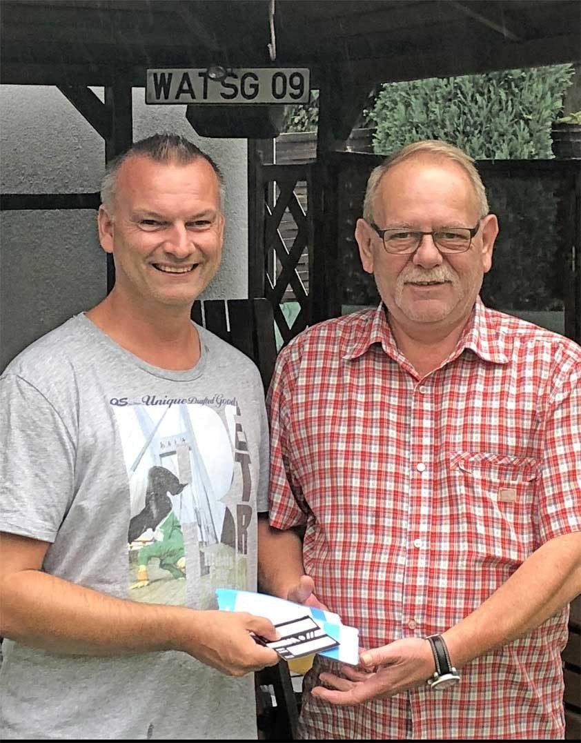 Mike Dröge überbrachte die Tickets an Hans-Joachim Rück (rechts). Foto: SGW