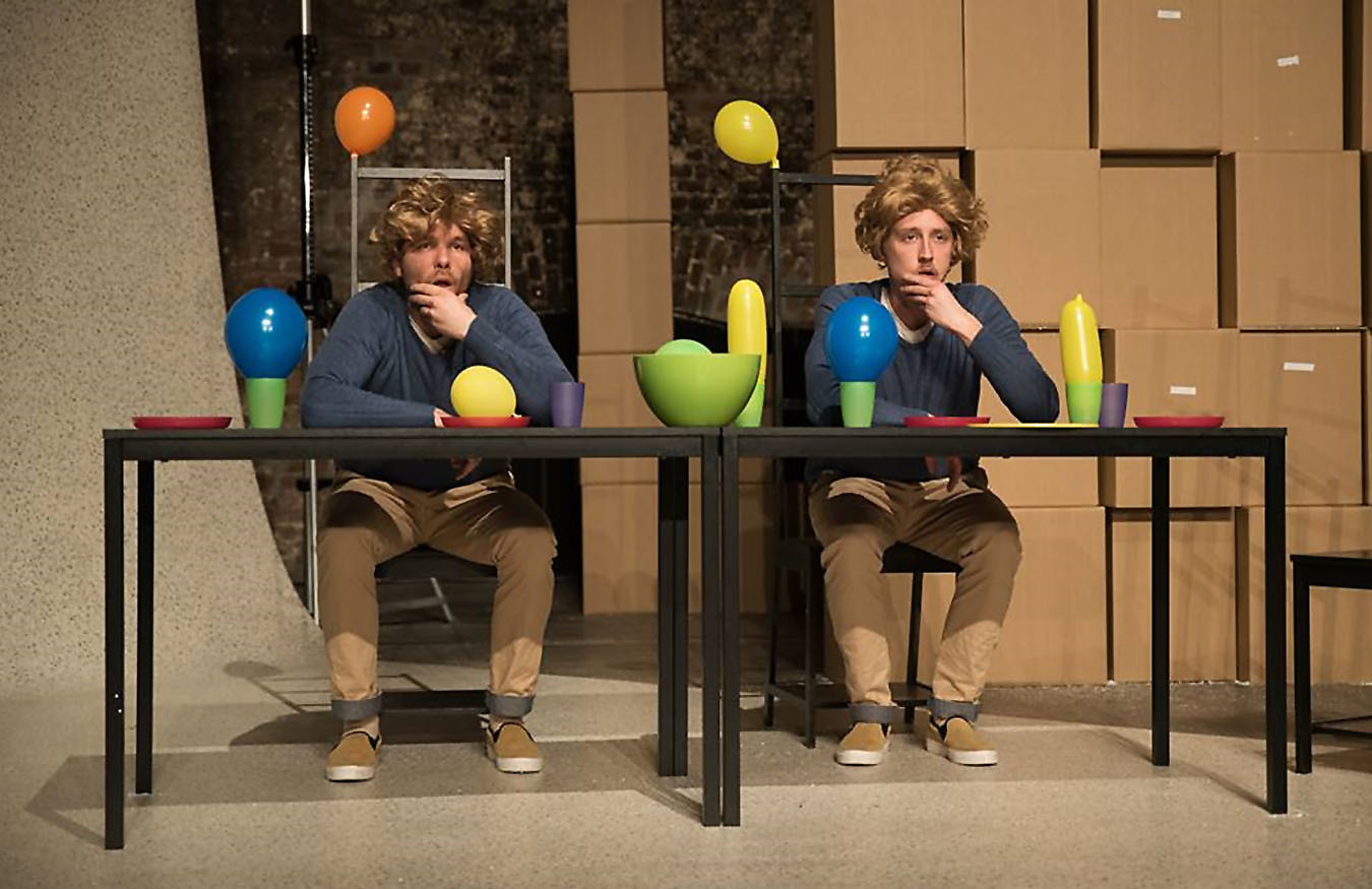 "We have to laugh before Midnight" - das Theater TOBOSO (rechts: Moritz Fleiter, daneben: Fabian Sattler) führt sein Stück parallel zu den Arbeiten im Workshop auf.