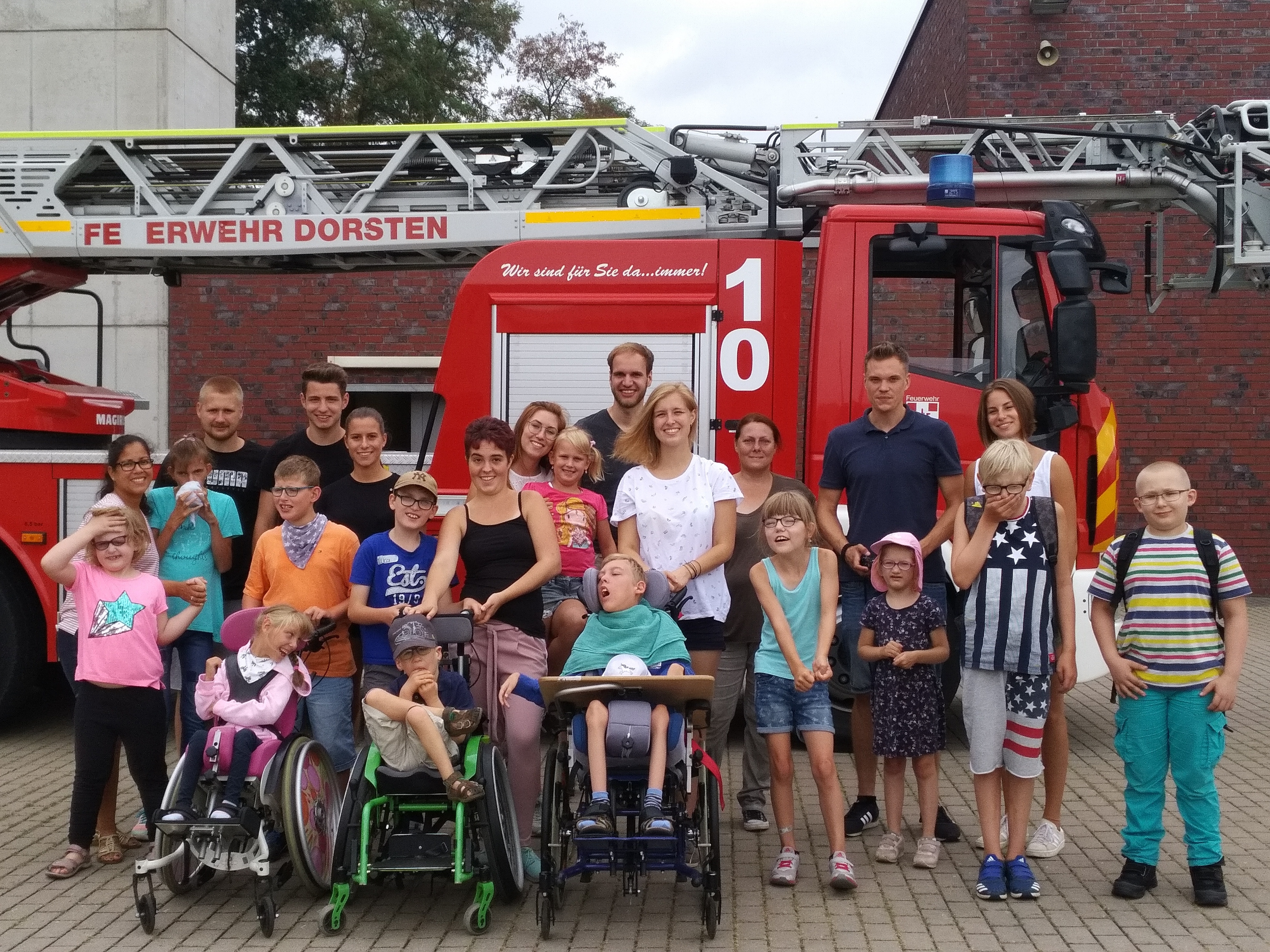Ein spannender Besuch bei der Feuerwehr war einer von vielen Ausflügen, die die Lebenshilfe bei ihrer Stadtranderholung bot.