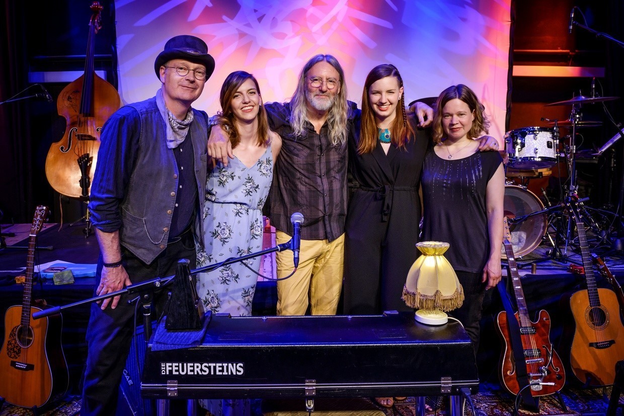 Die Feuersteins: Seit 2015 verstärken Jonna Wilms (Fiddle) und Dirk Neuhoff (Kontrabass) das Folktrio Emily, Guntmar und Carla Feuerstein.