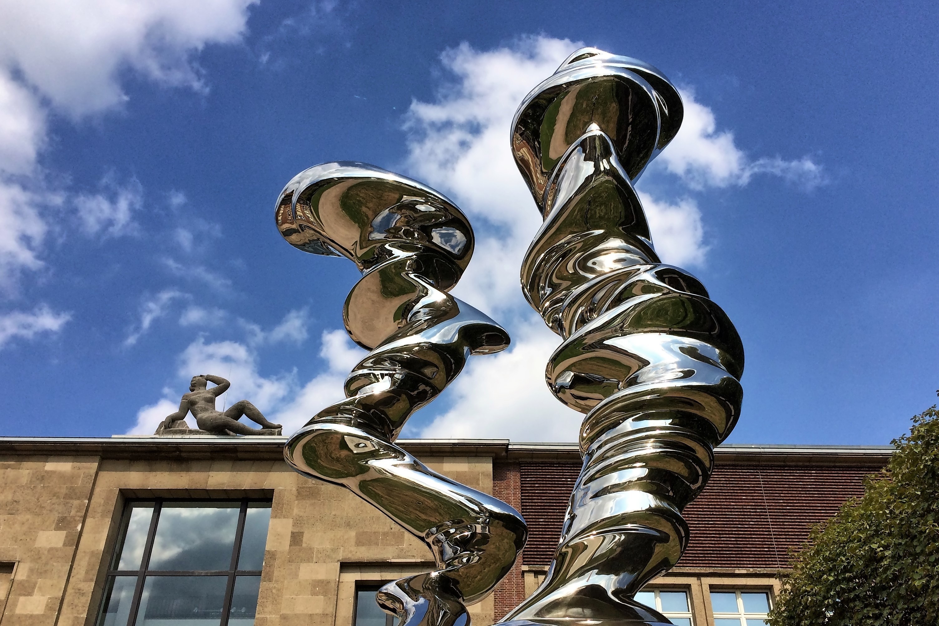 Point of View (Standpunkt): Tanzen vor Arno Brekers "Aurora" auf dem Dach des Museums.
