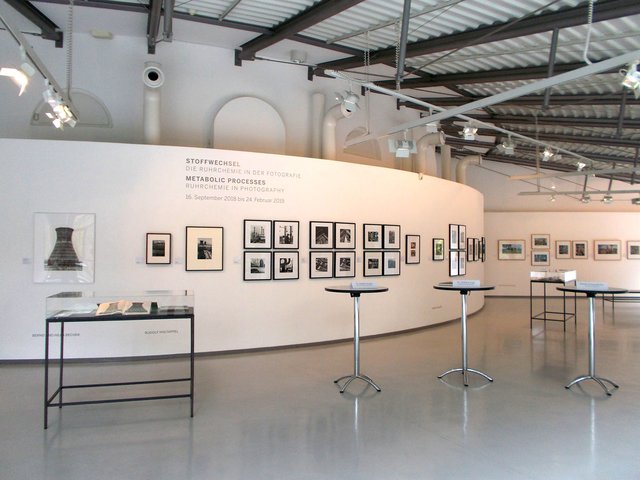 In der Panoramagalerie werden Fotografien namhafter Fotografen gezeigt. "Stoffwechsel - Die Ruhrchemie in der Fotografie" , Blick in die Ausstellung