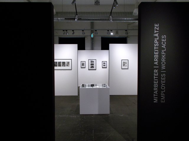 Die Fotografien sind nach Themenschwerpunkten gegliedert. "Stoffwechsel - Die Ruhrchemie in der Fotografie" , Blick in die Ausstellung im Peter-Behrens-Bau