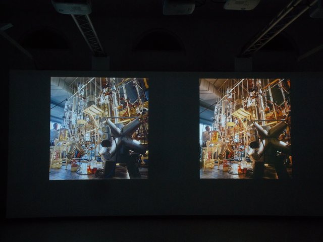 Robert Häussers farbige Diapositive zeigen den Unterschied zwischen kalt- und warmtonig gefilterten Aufnahmen. "Stoffwechsel - Die Ruhrchemie in der Fotografie" , Blick in die Ausstellung Ludwiggalerie Schloss Oberhausen