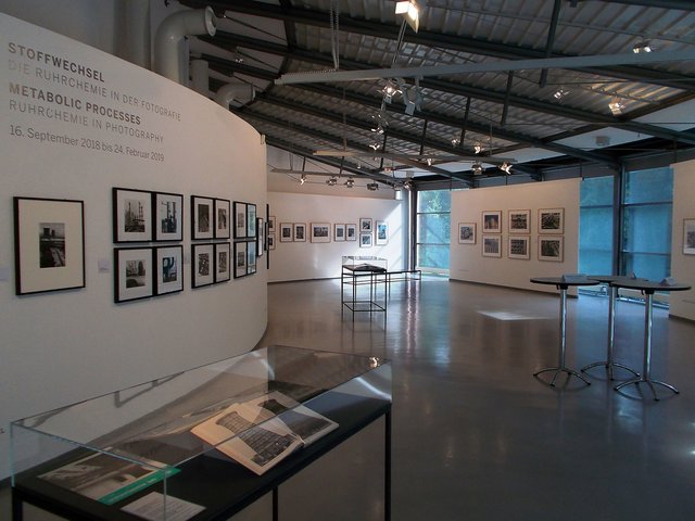 Die sich zum Kaisergarten öffnende Panoramagalerie zeigt immer wieder neue Licht-und Schattenspiele.  "Stoffwechsel - Die Ruhrchemie in der Fotografie" , Blick in die Ausstellung Ludwiggalerie Schloss Oberhausen