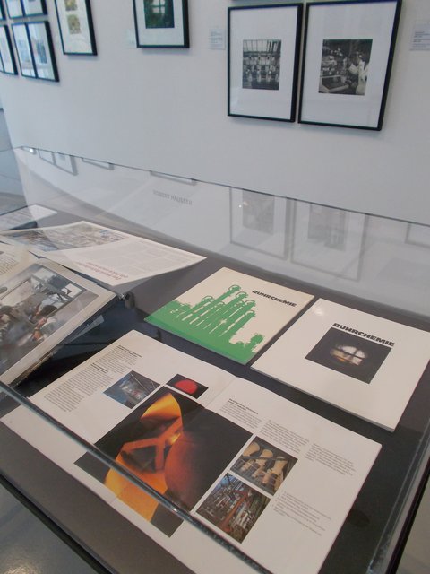 Die Fotografien wurden in Broschüren und Magazinen abgedruckt. "Stoffwechsel - Die Ruhrchemie in der Fotografie" , Blick in die Ausstellung Ludwiggalerie Schloss Oberhausen