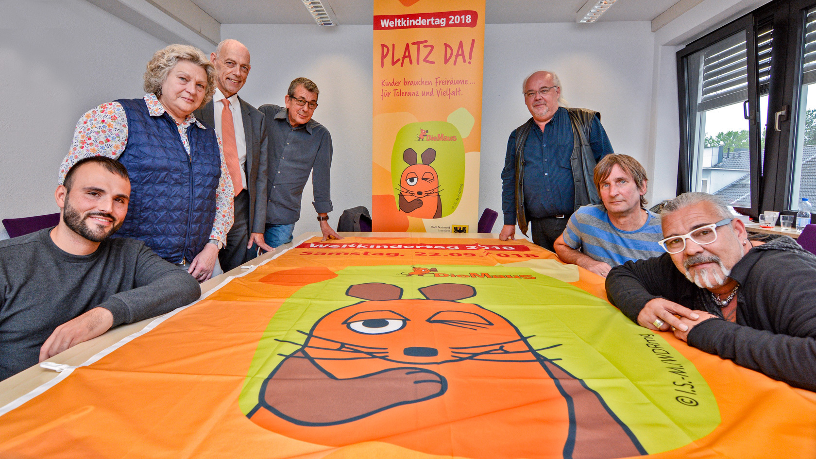 Laden zum Familienfest ein (v.l.): Benjamin Kiko (stellv. Leiter der JFS Westerfilde), Sonja Carstens (Jugendamt), Klaus Steenweg (Sparkasse), Harald Landskröner (Jugendamt), Ralf Stoltze (Bezirksbürgermeister Innenstadt-West), Wilfried Möcking (Leiter des Heinz Werner Meyer Treff Dorstfeld) und Ralf Finke vom Jugendamt.