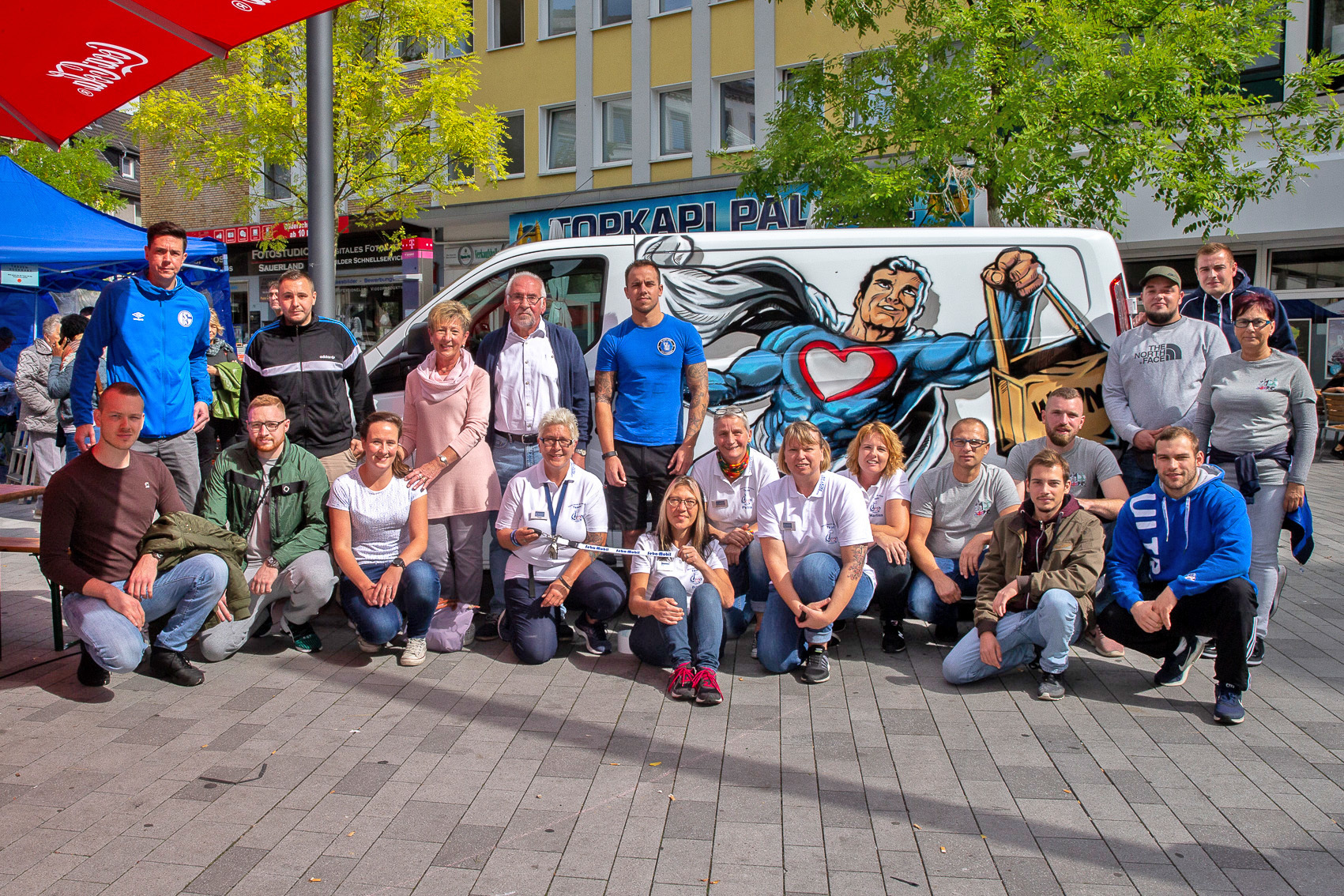 Vertreter von Schalke hilft! und den Ultras für GE übergaben im Rahmen des Sommerfestes einen Transporter mit sehr auffälligem Design an den Verein, der damit nun eine ganz neue Mobilität und Flexibilität erlangen wird. Foto: Gerd Kaemper