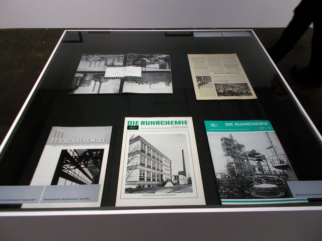 Die Fotografien wurden in Broschüren und Magazinen abgedruckt. "Stoffwechsel - Die Ruhrchemie in der Fotografie" , Blick in die Ausstellung im Peter-Behrens-Bau