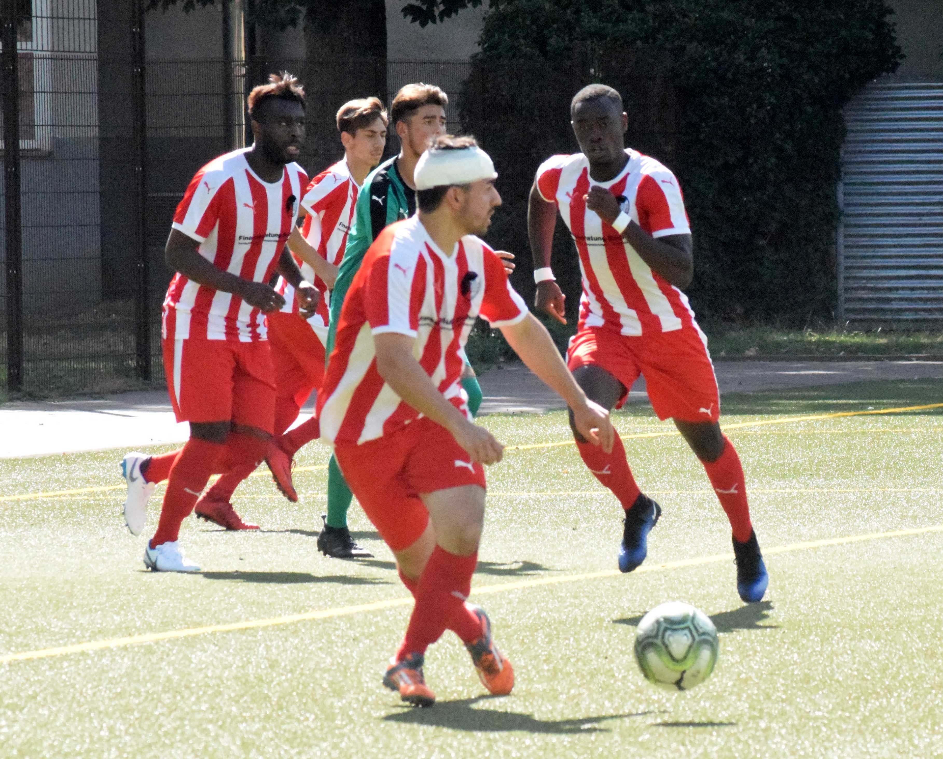 Hakan Osma (vorne, mit Kopfverband) fehlt dem VfB gegen Wacker Obercastrop. Foto: Peter Mohr