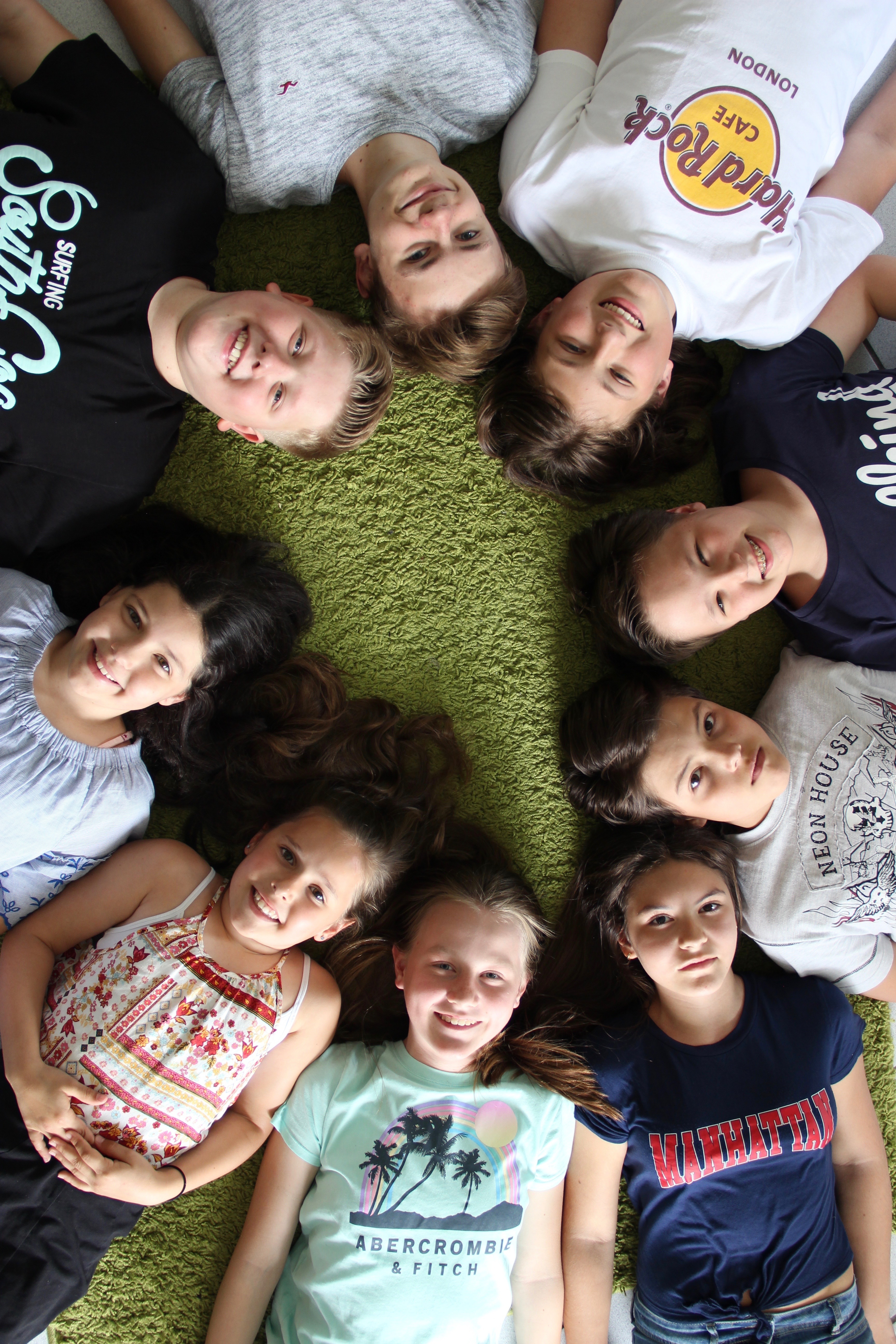 Es gibt in Duisburg viele Kinderchöre, Gesangsgruppen und Musical-Initiativen. Die von Niklas Küllenberg aus Walsum ins Leben gerufenen MusicalKids aber aber haben aus eigenem Antrieb Konzerte organisiert, das Programm zusammengestellt und sich auf den Weg gemacht, die Bretter, die auch in Duisburg die Welt bedeuten, gemeinsam zu erobern.
Foto: Sonja Tschierske