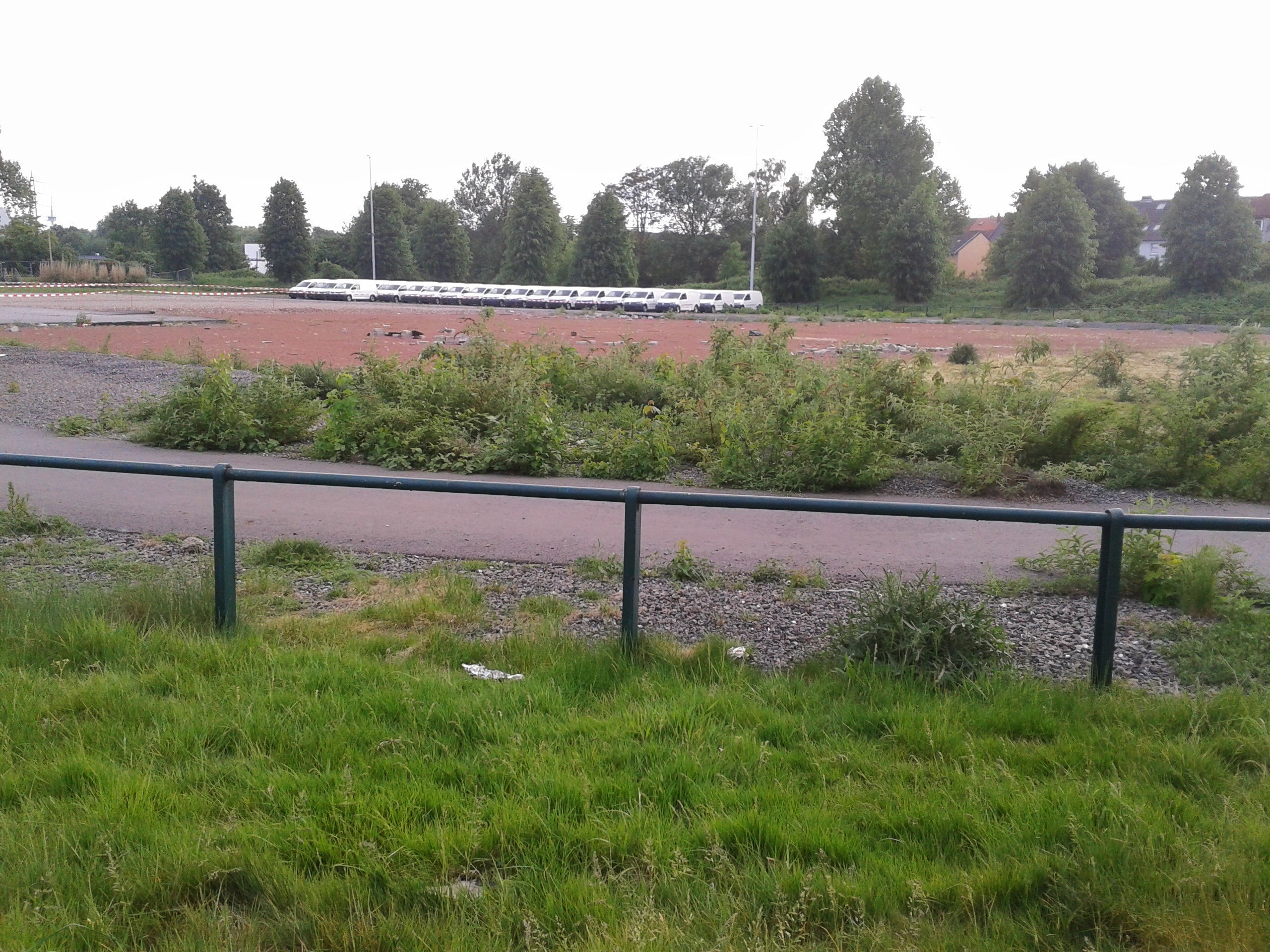 Die frühere städtische Sportanlage an der Bamlerstrasse in Altenessen-Süd, zur Zeit als provisorischer Parkplatz zwischengenutzt, sollte möglichst schnell zur Baustelle einer neuen Gesamtschule werden. Kinder wie Eltern warten dringend auf mehr Gesamtschulplätze für die Jahrgänge 5-13.