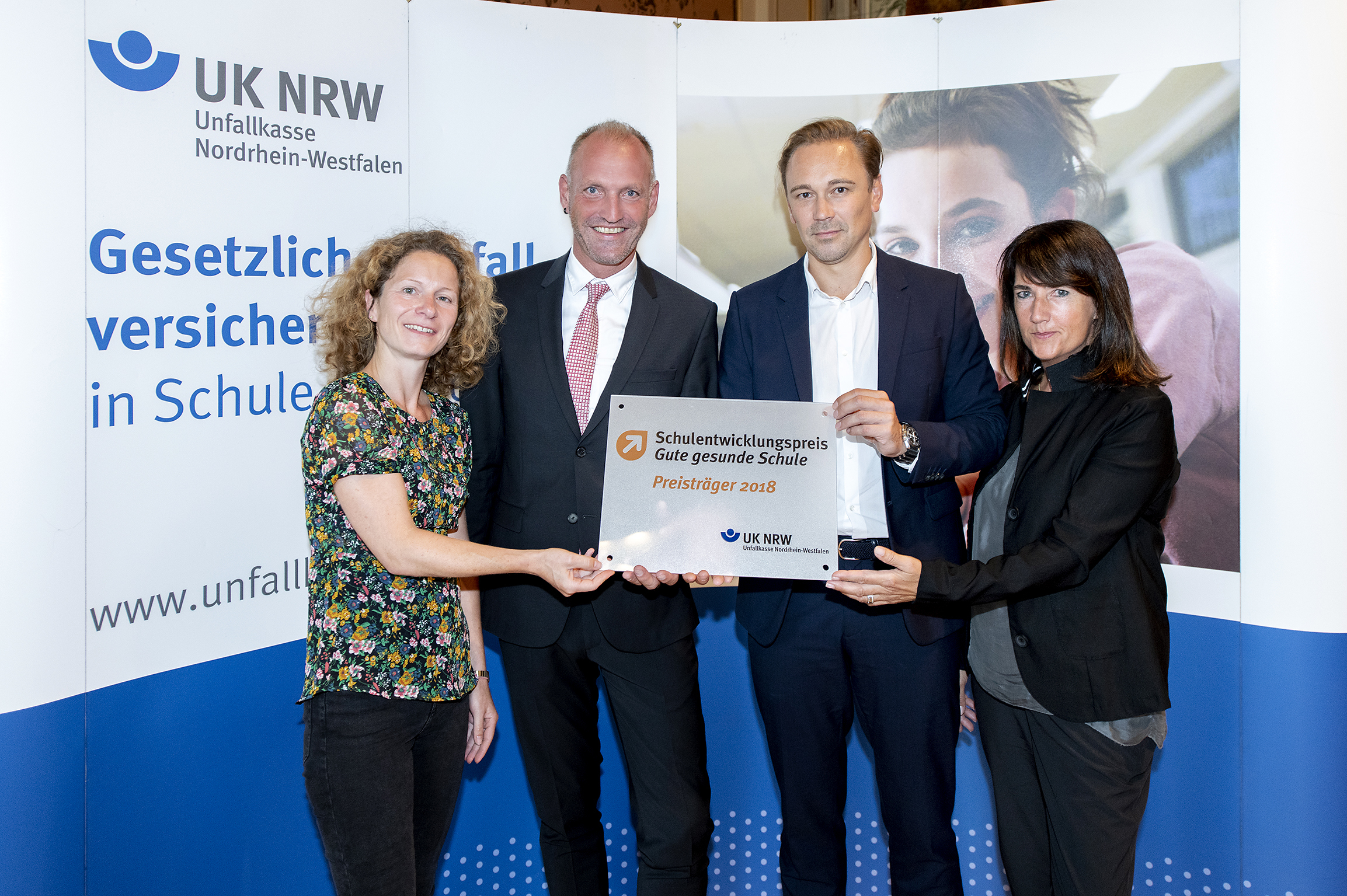 Das Robert-Schuman-Berufskolleg hat den Schulentwicklungspreis „Gute gesunde Schule“ der Unfallkasse NRW gewonnen. Schulleiter Rolf Janßen (2. v.l.) nahm mit Steffi Krause (l.), Konstantin Kowalzik und Barbara Jung den Preis für das Kolleg entgegen.