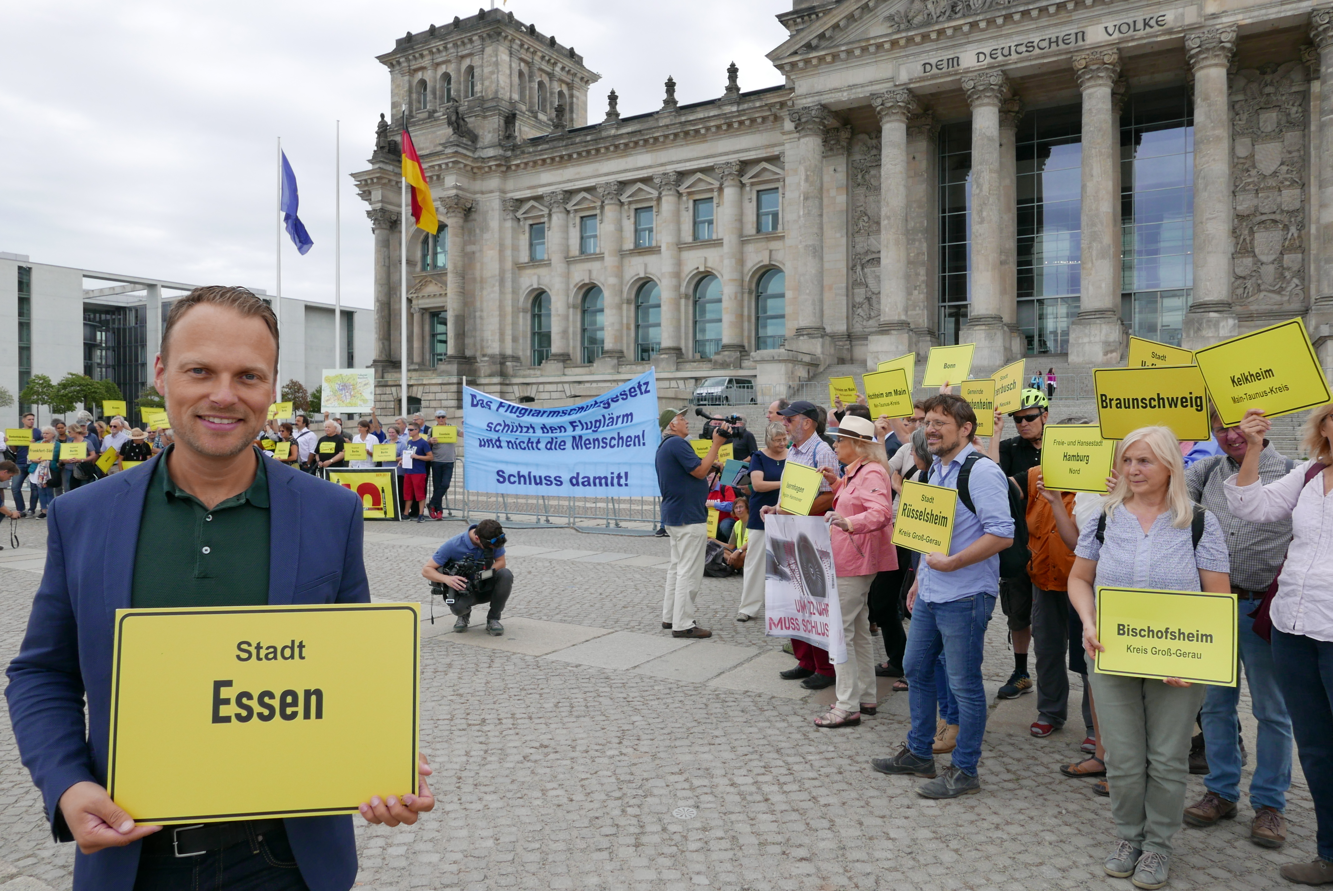 Kai Gehring, essener Bundestagsabgeordneter von Bündnis 90/Die Grünen, während der Fluglärm-Demonstration vor dem Reichstagsgebäude in Berlin.