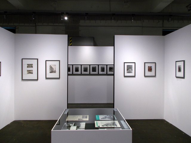 Die Ausstellungsarchitektur ist streng axial ausgerichtet. "Stoffwechsel - Die Ruhrchemie in der Fotografie" , Blick in die Ausstellung im Peter-Behrens-Bau