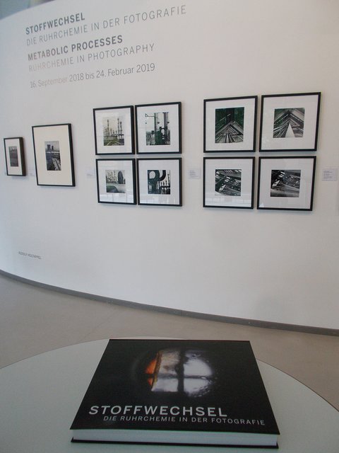Katalog zur Ausstellung,  "Stoffwechsel - Die Ruhrchemie in der Fotografie" , Blick in die Ausstellung Ludwiggalerie Schloss Oberhausen
