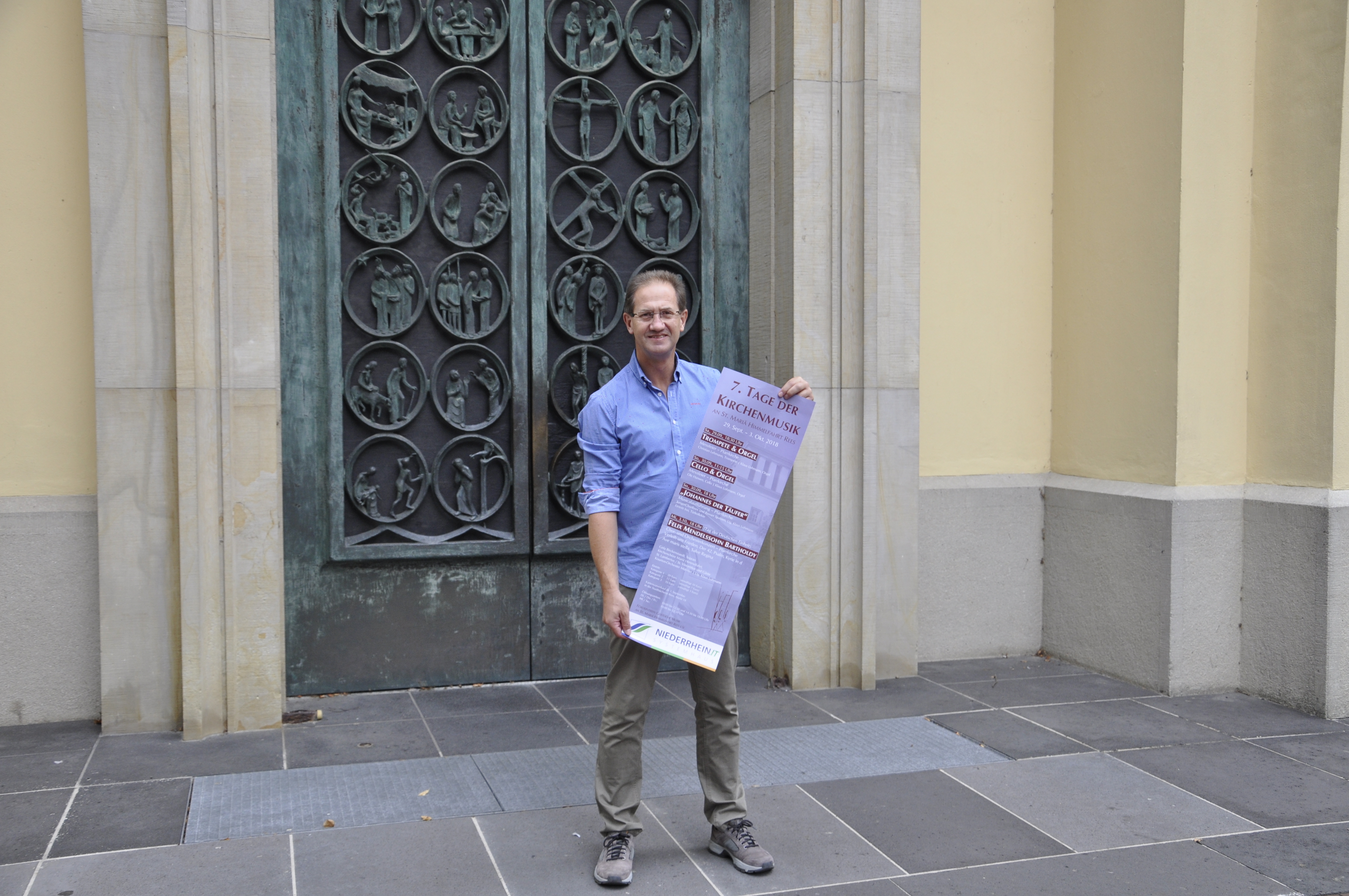 Klaus Lohmann präsentiert stolz das Programm der „7. Tage der Kirchenmusik“.
Foto: Dirk Kleinwegen