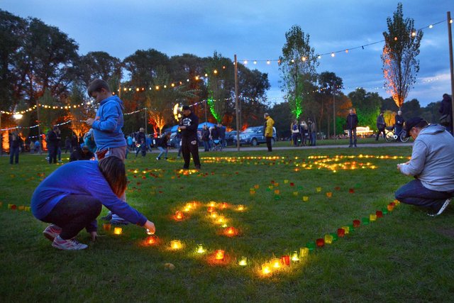 Für Kinder wird Laternenbasteln und Kinderschminken auf der großen Festwiese angeboten. Außerdem können die Besucherinnen und Besucher beim Aufstellen von Lichtbechern im Park selbst kreativ zu werden.