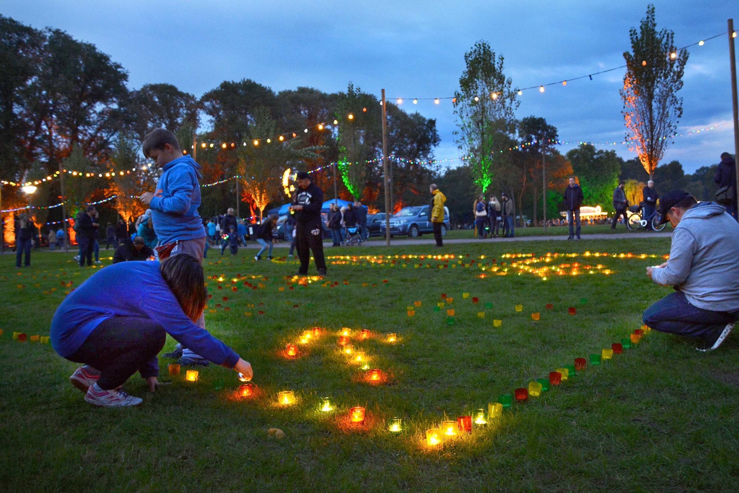 Für Kinder wird Laternenbasteln und Kinderschminken auf der großen Festwiese angeboten. Außerdem können die Besucherinnen und Besucher beim Aufstellen von Lichtbechern im Park selbst kreativ zu werden.