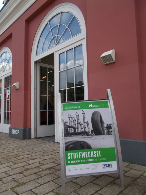 Die Ludwiggalerie Schloss Oberhausen zeigt im Kleinen Schloss die Ausstellung "Stoffwechsel - Die Ruhrchemie in der Fotografie"