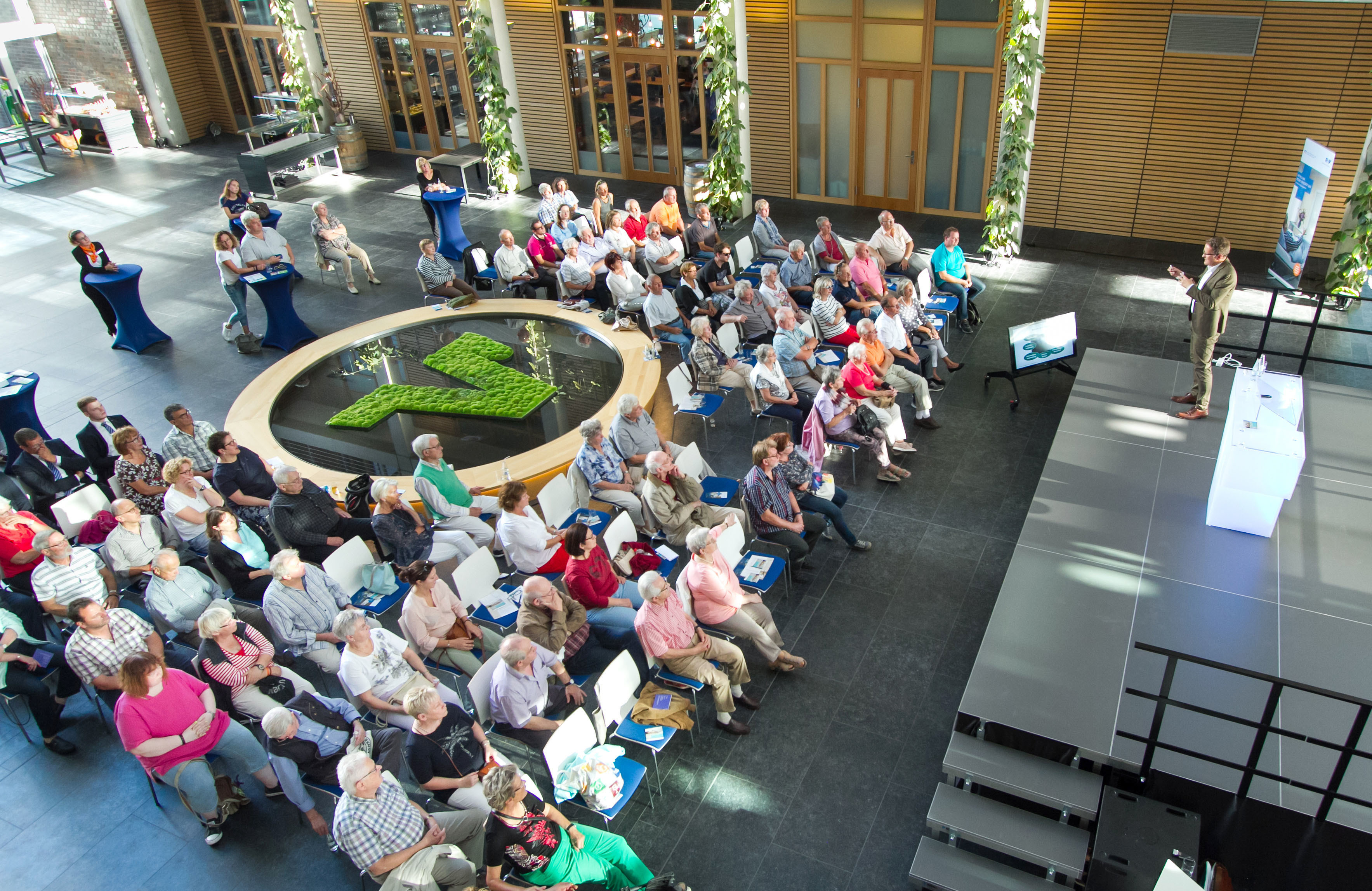 Dr. Nikolaus Büchner bei seinem Vortrag im Atrium der Volksbank Rhein-Ruhr-Zentrale am Innenhafen.